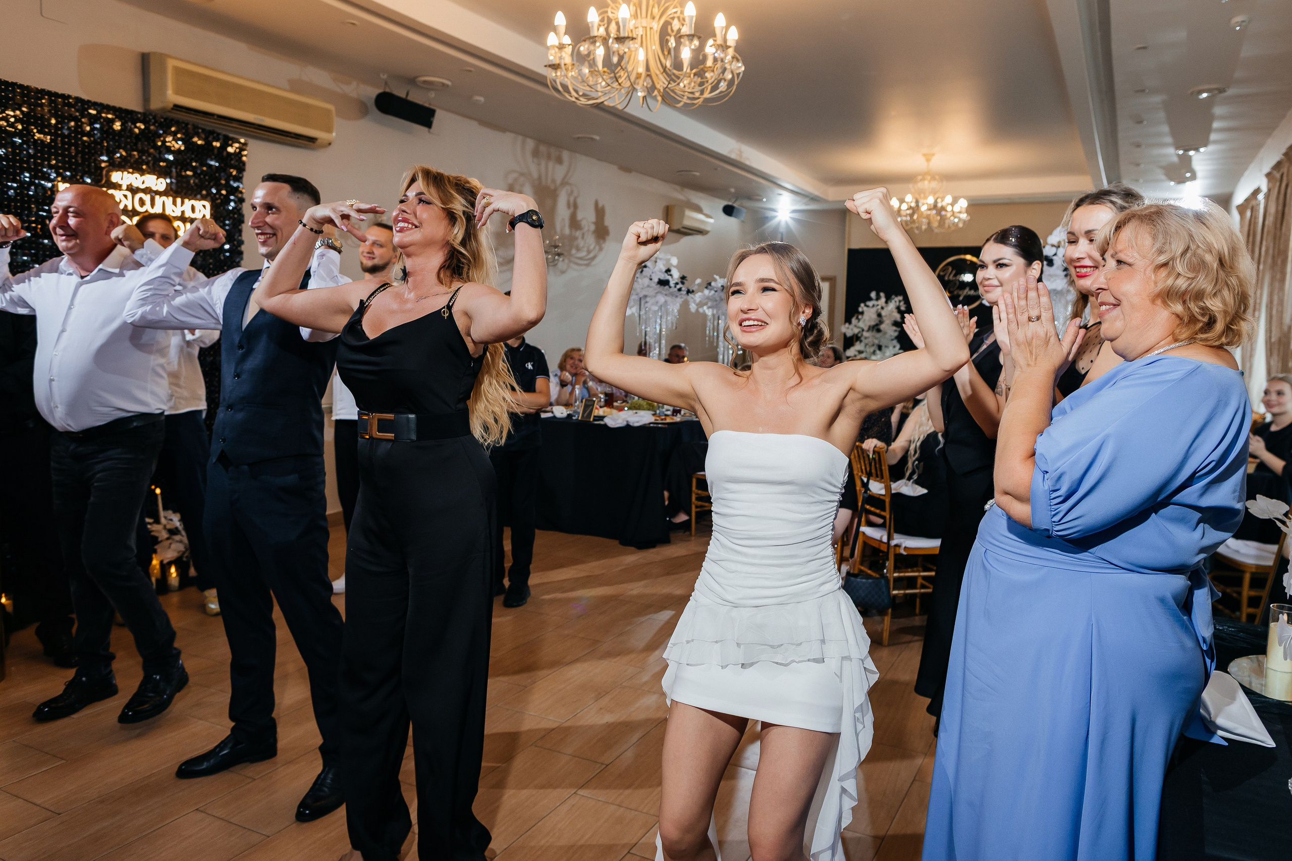 Красивый свадебный ужин в уютном ресторане. Олег Сверчков | Свадебный фотограф Вологда