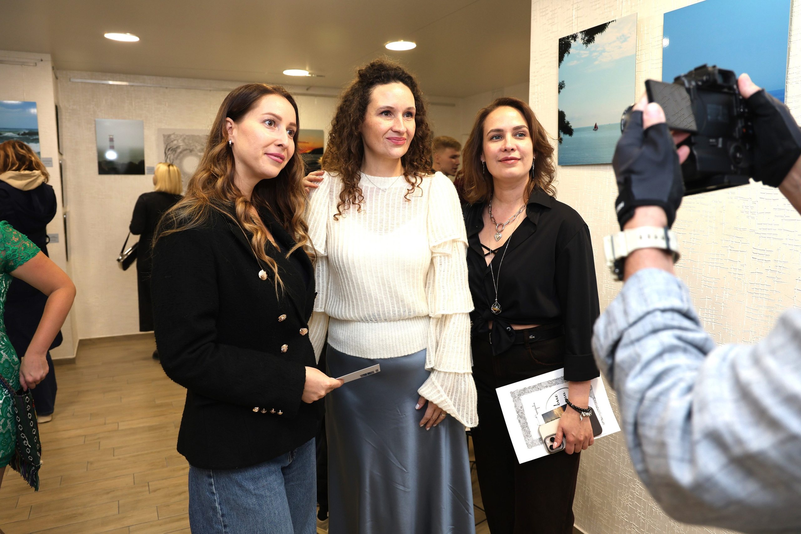 Открытие выставки в АРТ-пространстве Ники Сухаревой «Чёрное море». Фотограф в Геленджике Нина Небесная