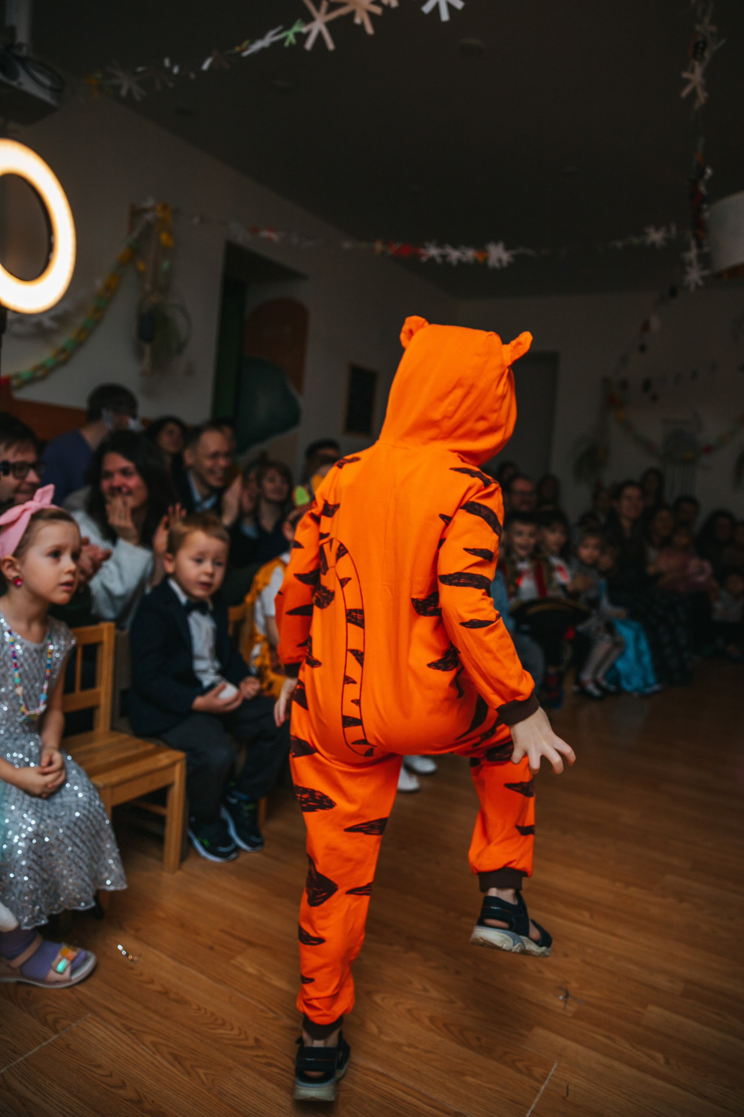 Новогодний утренник в Монтессори-садике. Семейный lifestyle фотограф в Санкт-Петербурге Людмила Пахомова