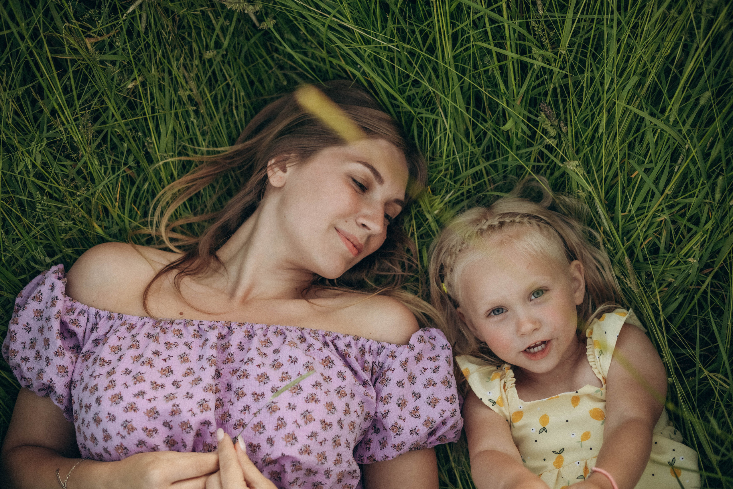 Поле. Юля и Мелисса. Фотограф СПб. Фотопрогулки. Меркулова Юлия