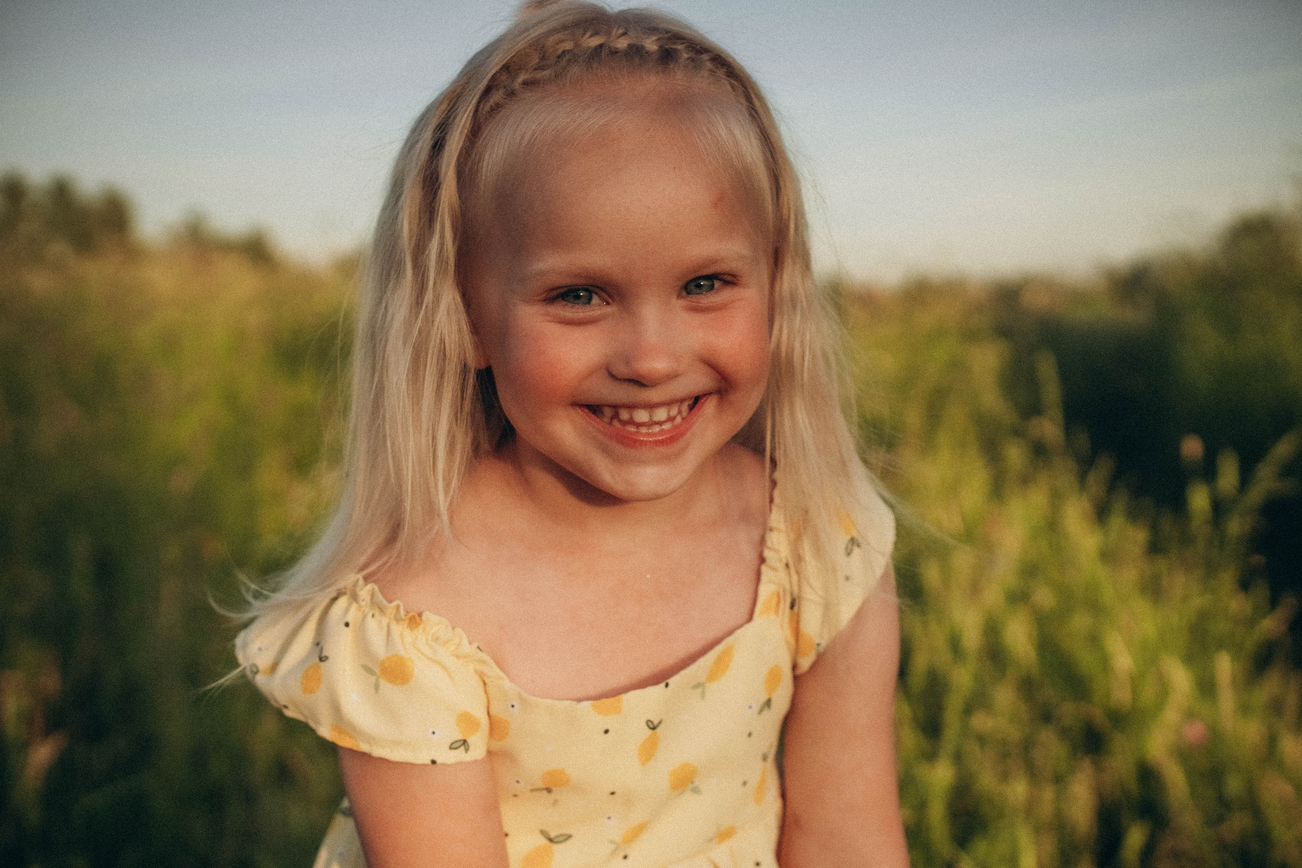 Поле. Юля и Мелисса. Фотограф СПб. Фотопрогулки. Меркулова Юлия