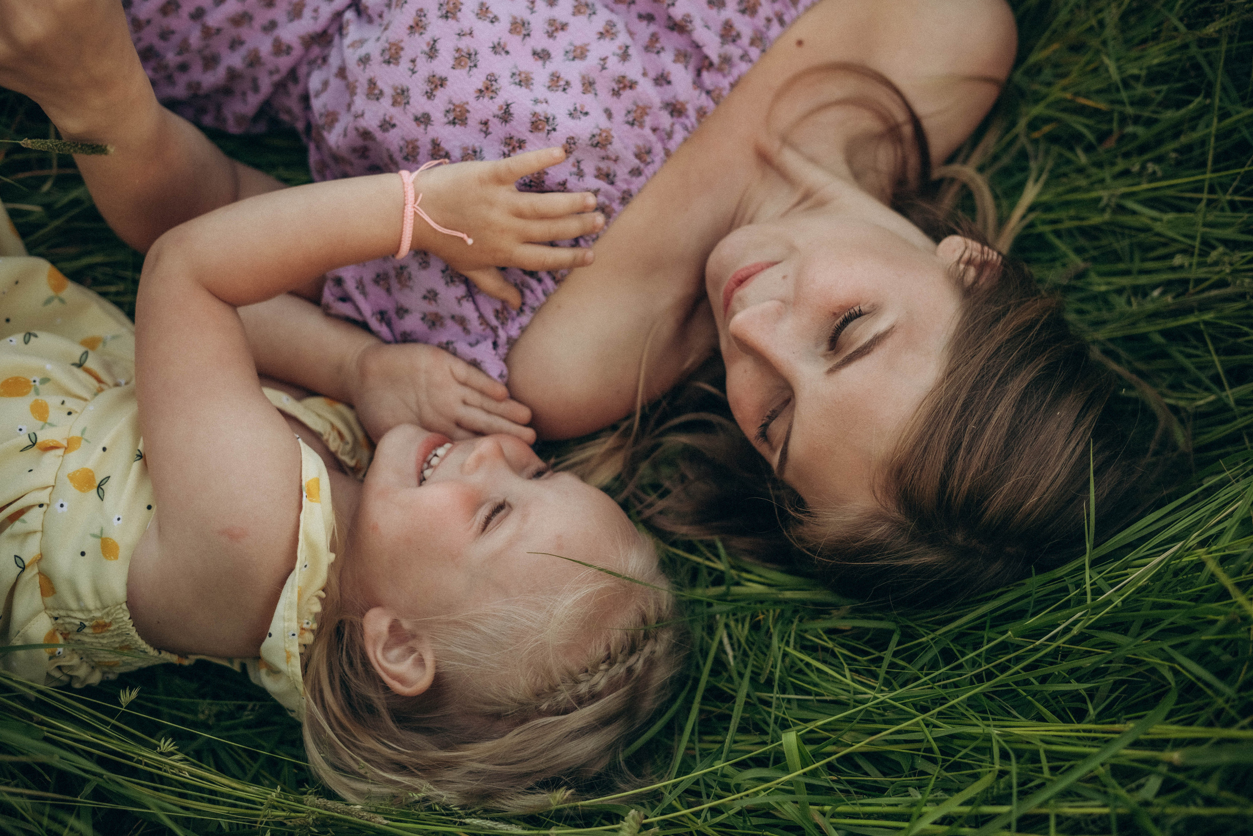 Поле. Юля и Мелисса. Фотограф СПб. Фотопрогулки. Меркулова Юлия