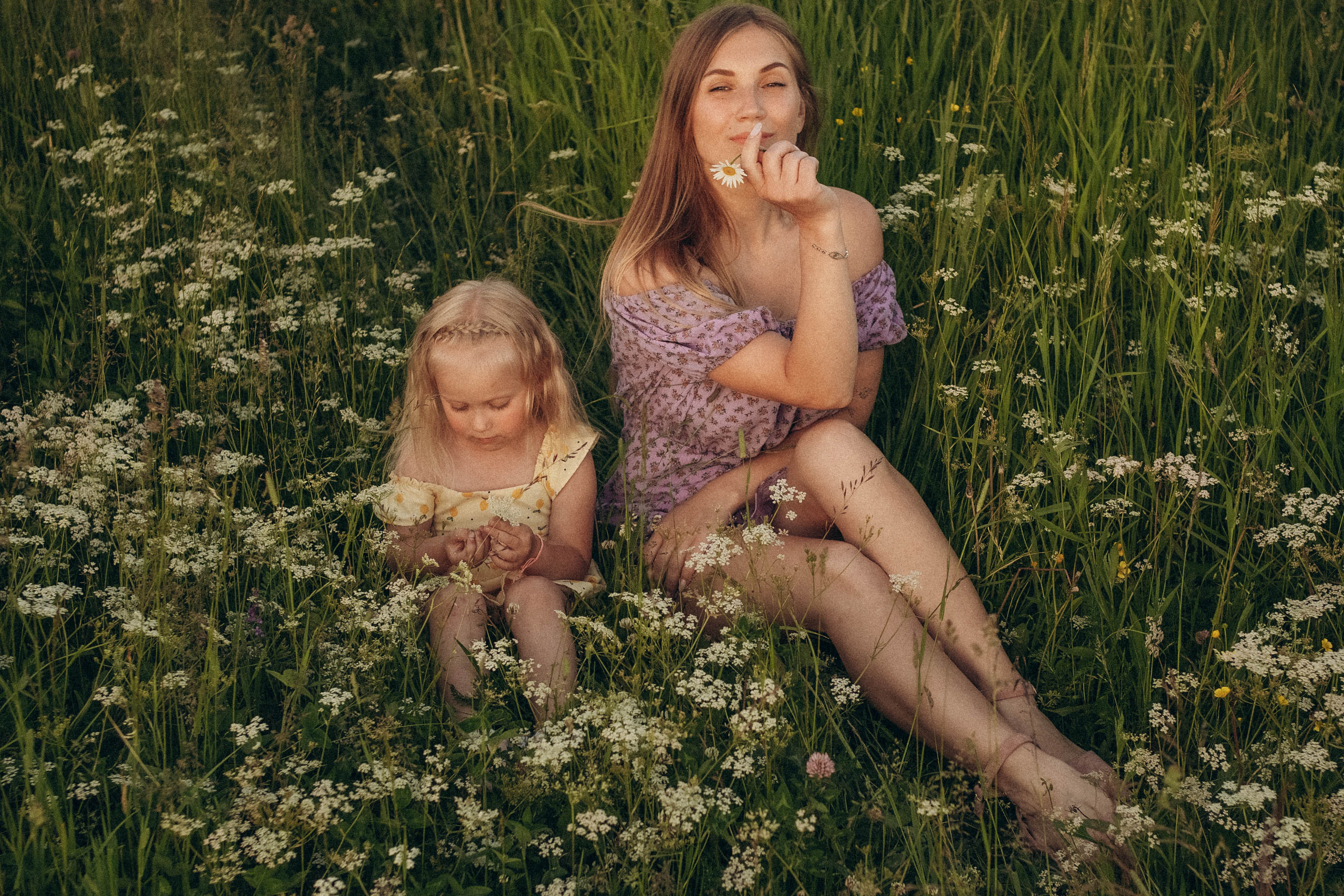 Поле. Юля и Мелисса. Фотограф СПб. Фотопрогулки. Меркулова Юлия