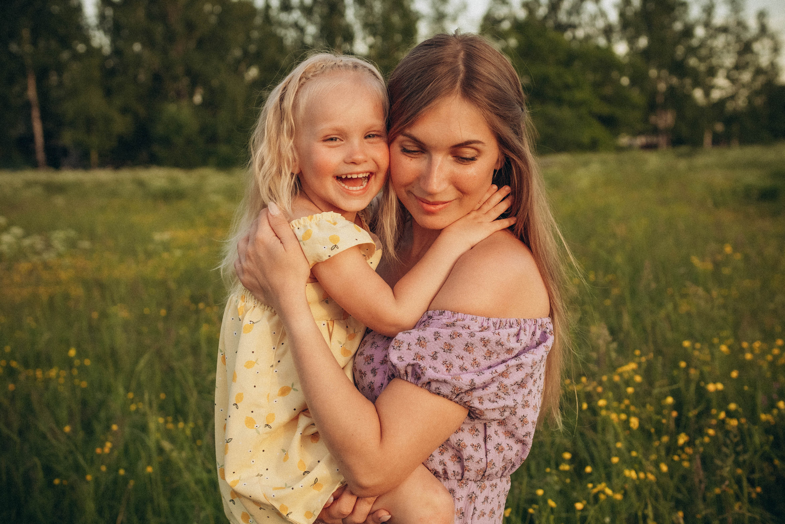 Поле. Юля и Мелисса. Фотограф СПб. Фотопрогулки. Меркулова Юлия