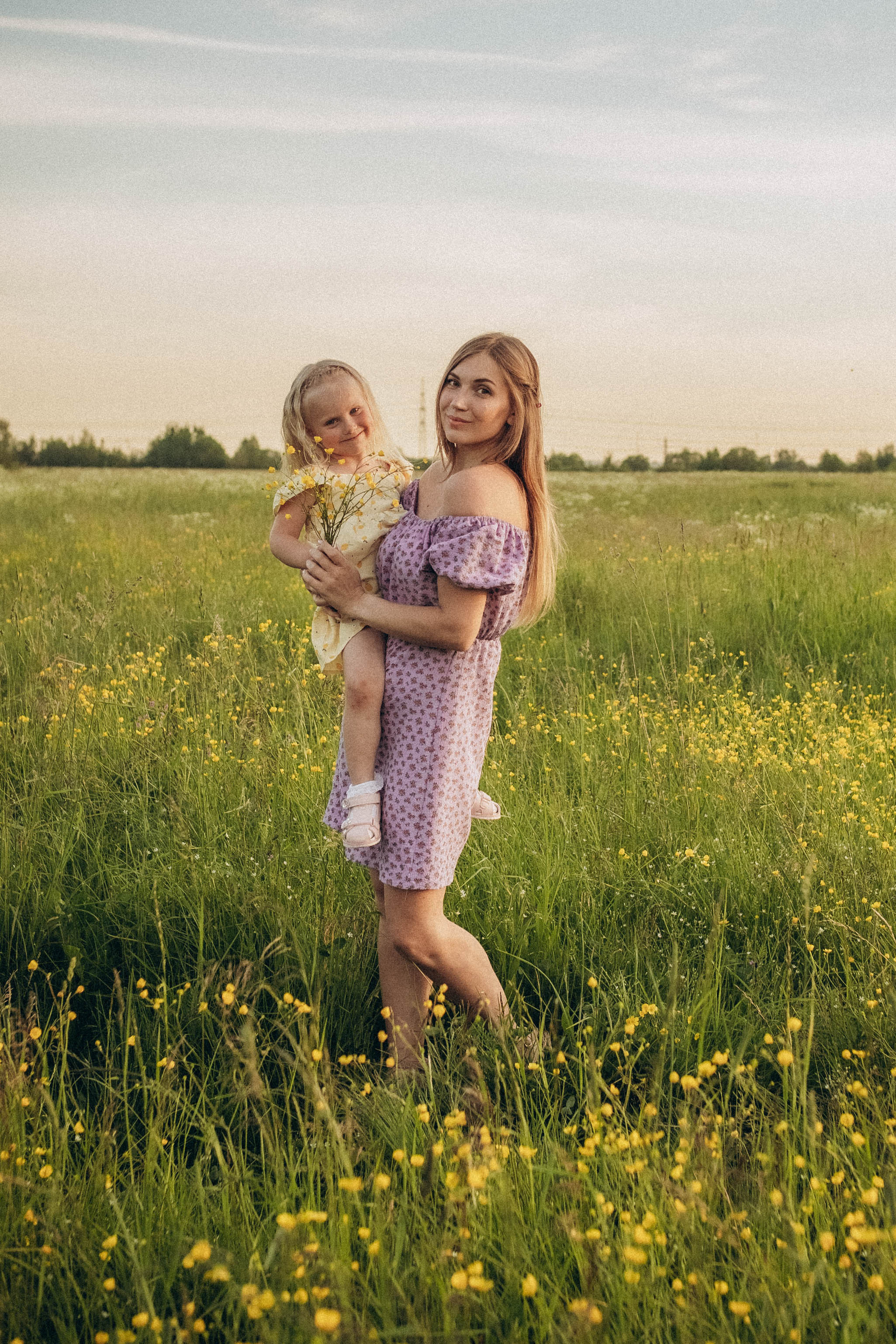 Поле. Юля и Мелисса. Фотограф СПб. Фотопрогулки. Меркулова Юлия