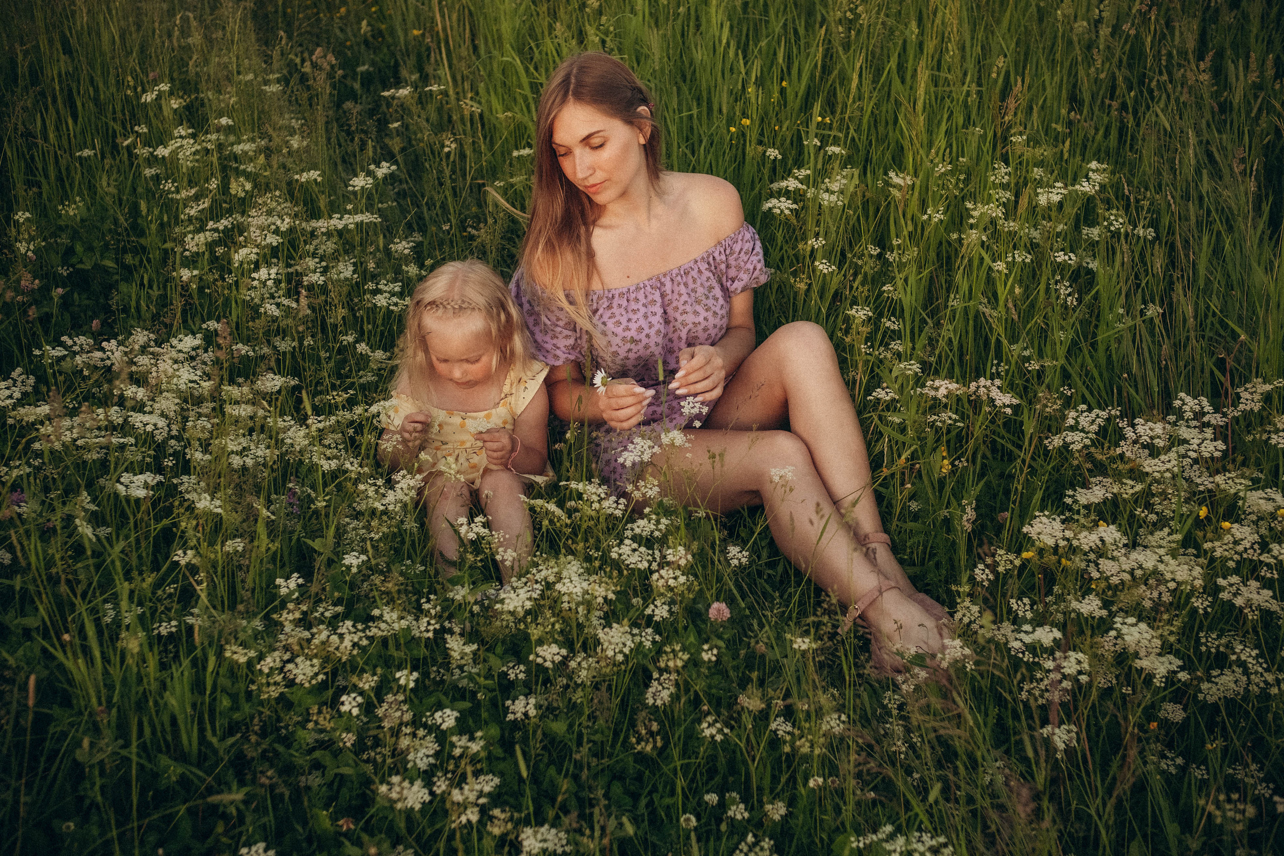 Поле. Юля и Мелисса. Фотограф СПб. Фотопрогулки. Меркулова Юлия