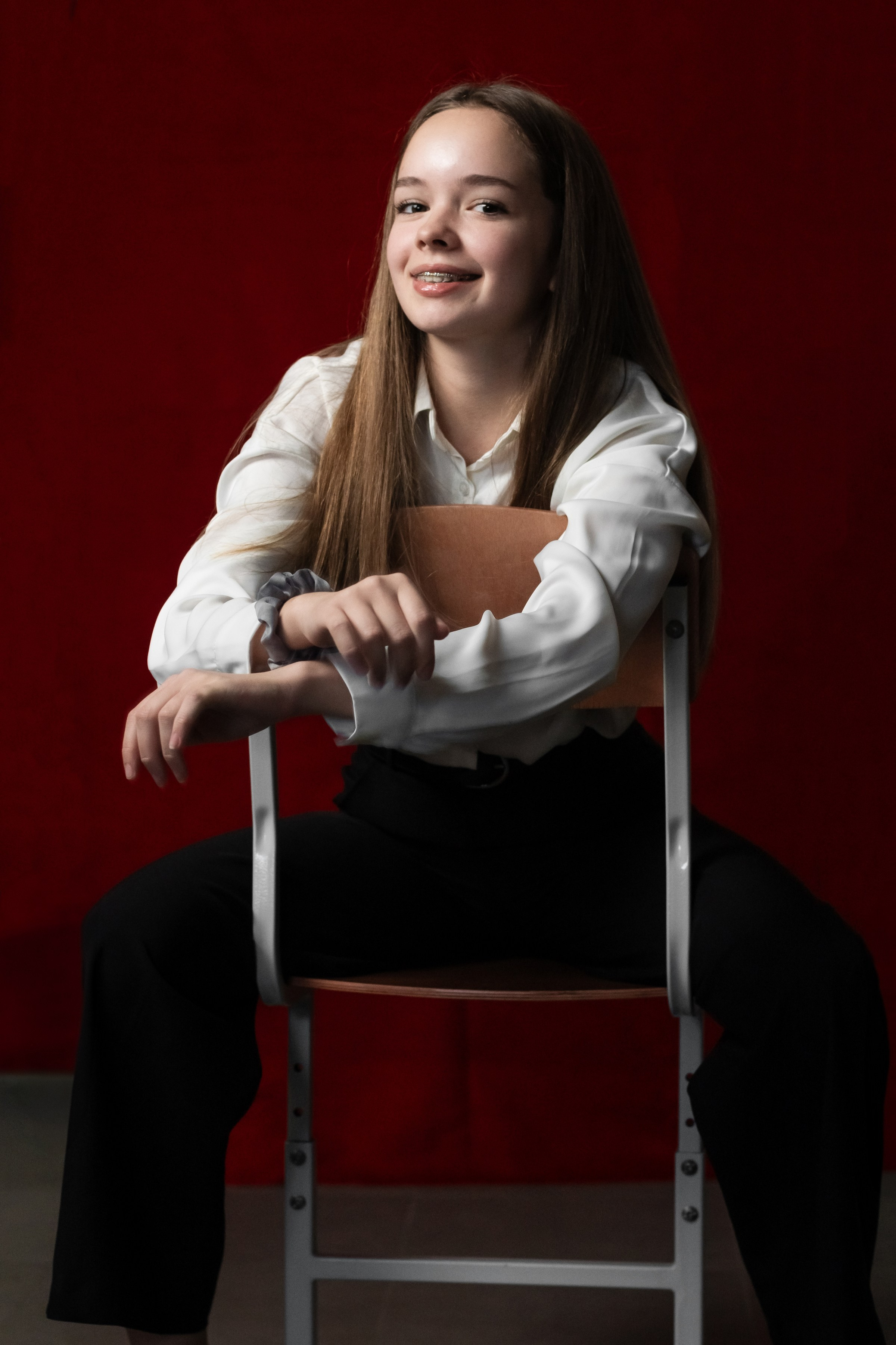 Портреты на красном фоне школа / студия. Ольга Плаксина фотограф в Саратове