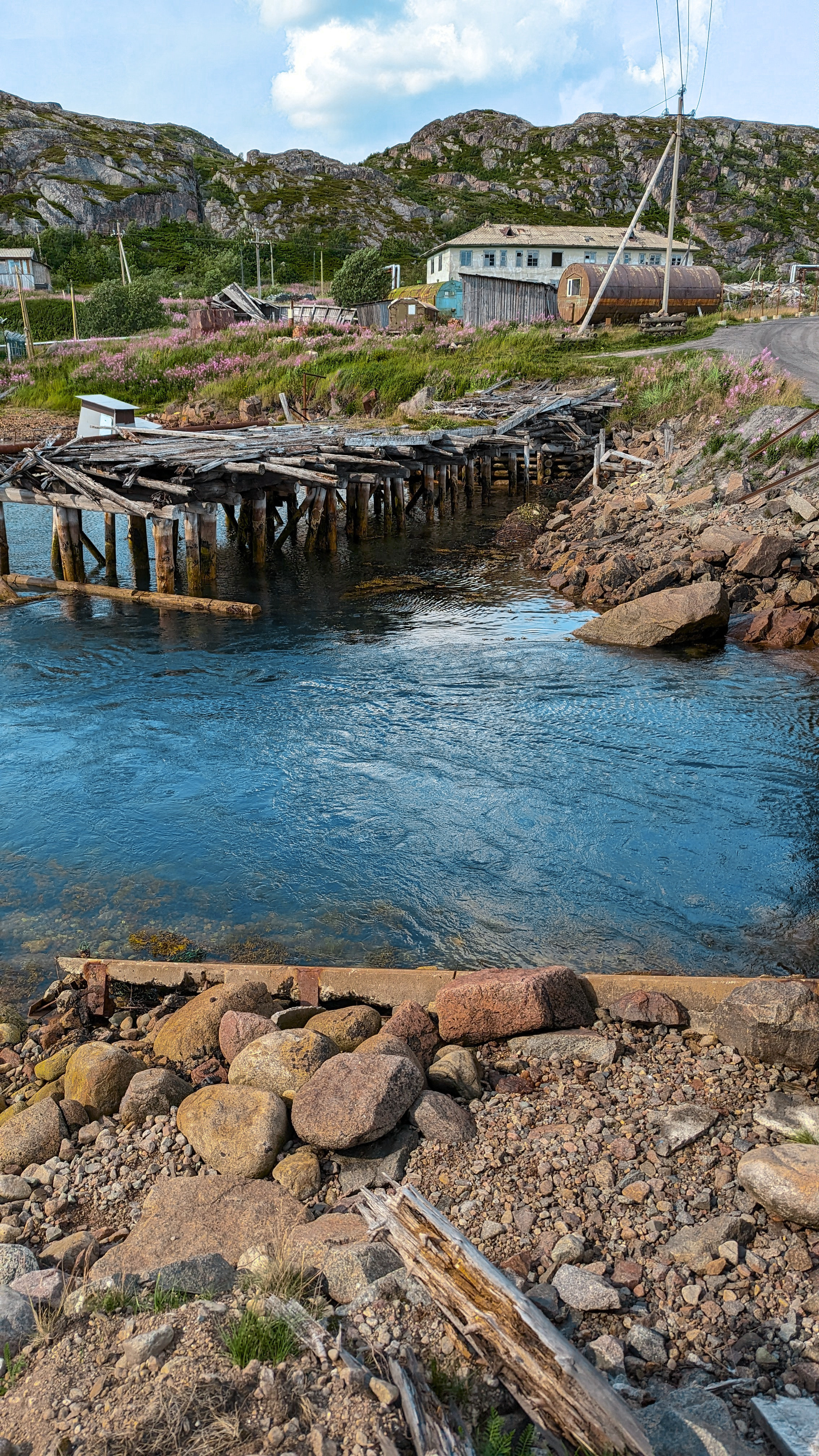 Териберка. Мост. Река.