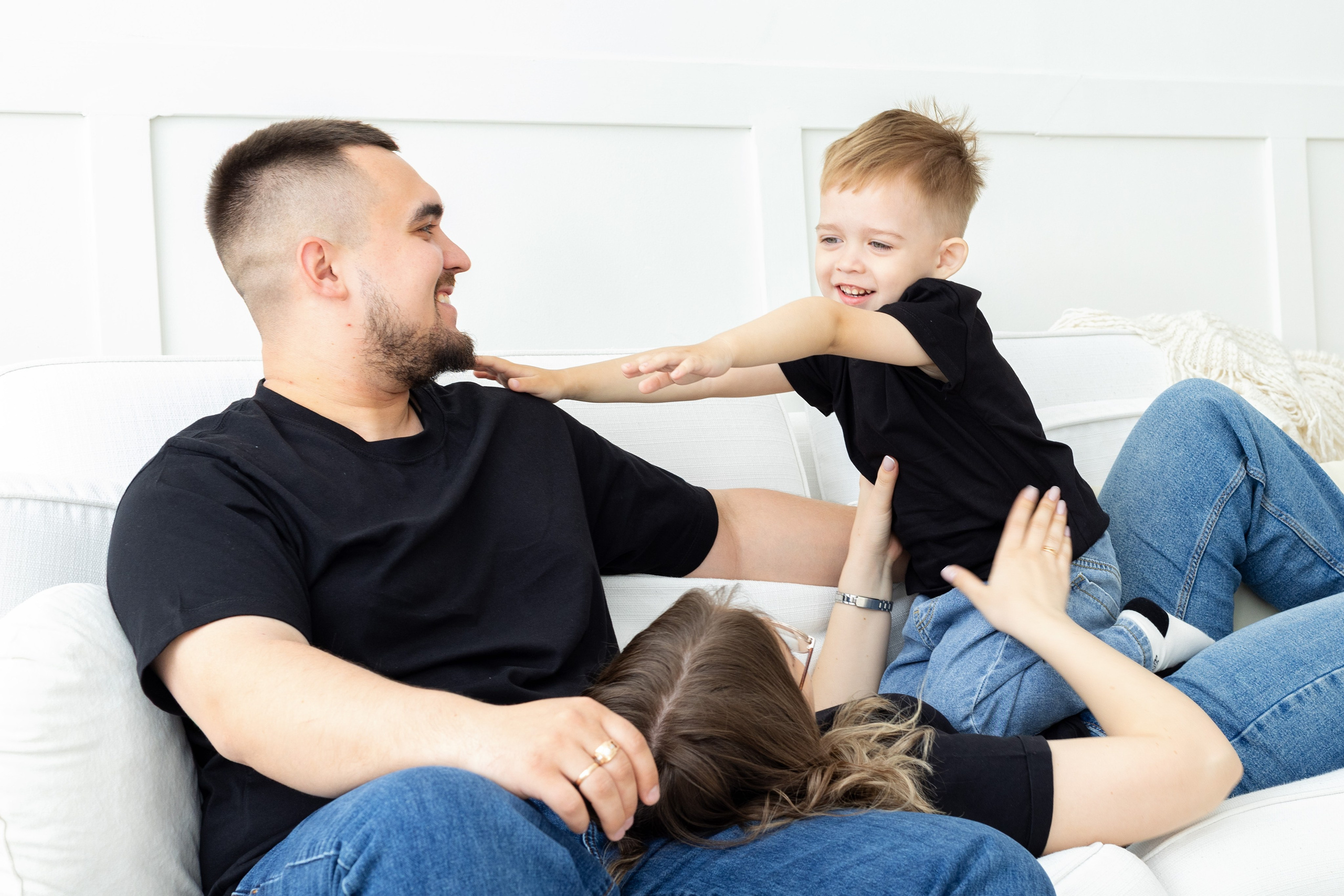 Семейная фотосессия в студии (Михаил, Крестина и Макар). Женский фотограф в Орске Новотроицке Динара Долганова