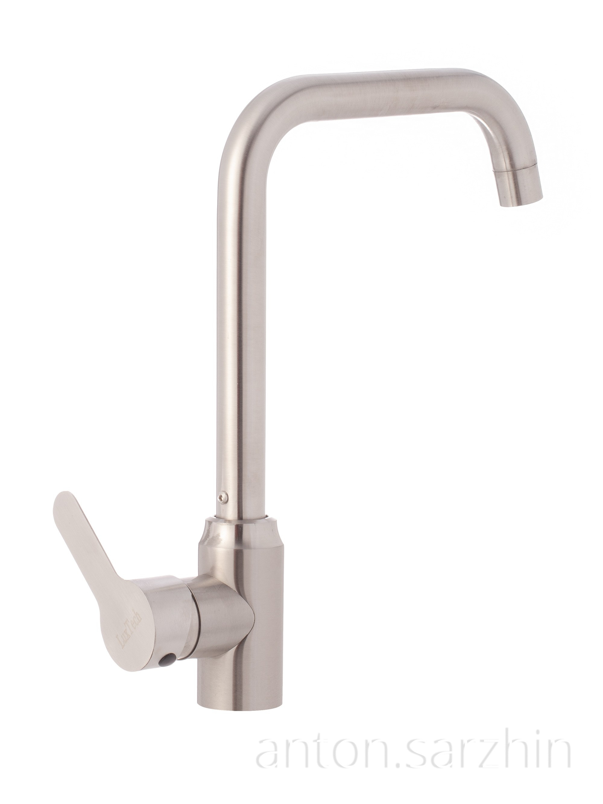 Смеситель для раковины на белом фоне