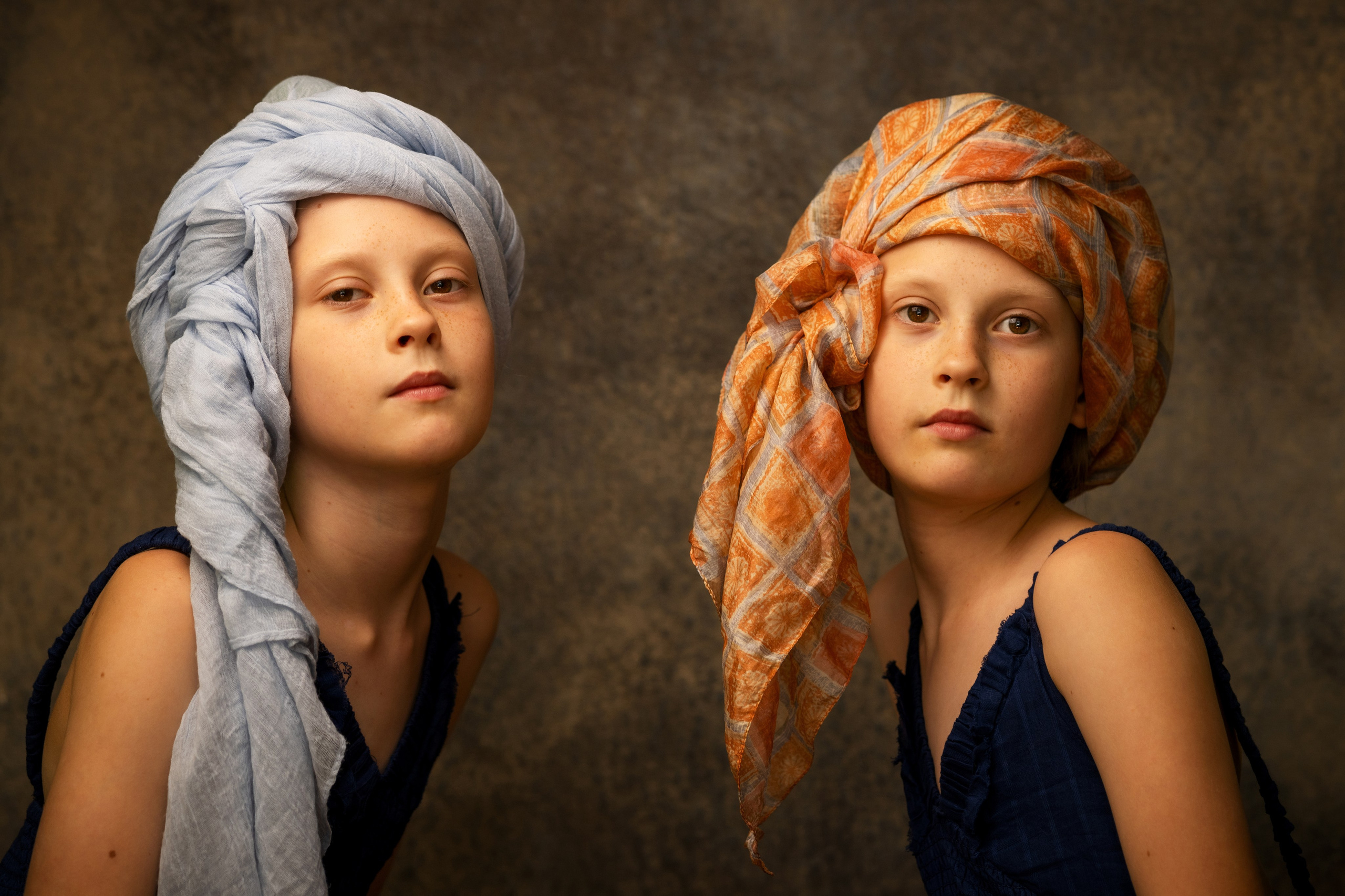 Детский портрет в студии в Граце: девочка в платке. Портретная и индивидуальная фотосъёмка в Граце и Тюмени