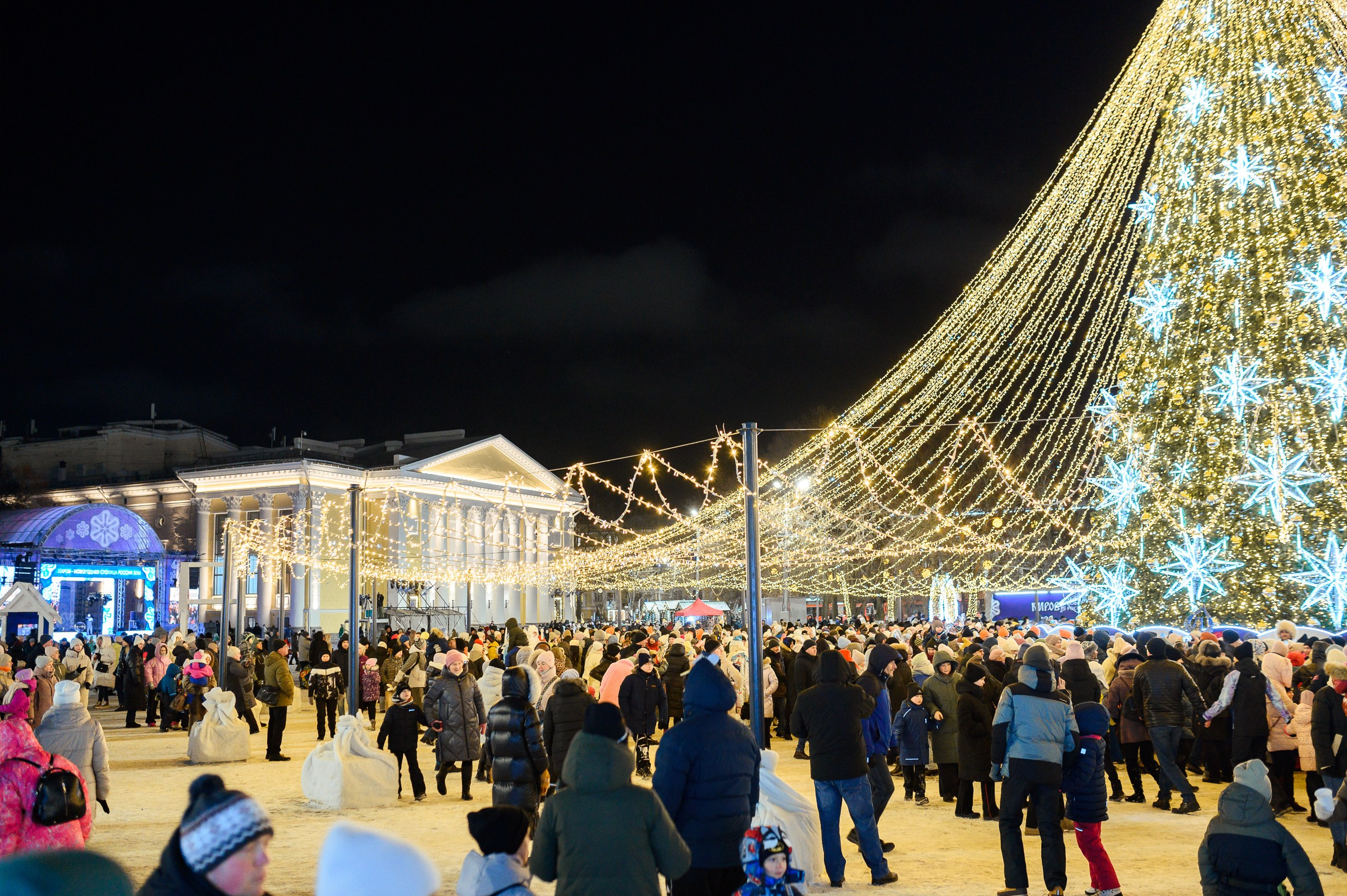 Новогодние волонтеры | Открытие Новогодней столицы Кирова 2025. Репортажный фотограф в Кирове Александр Лутошкин