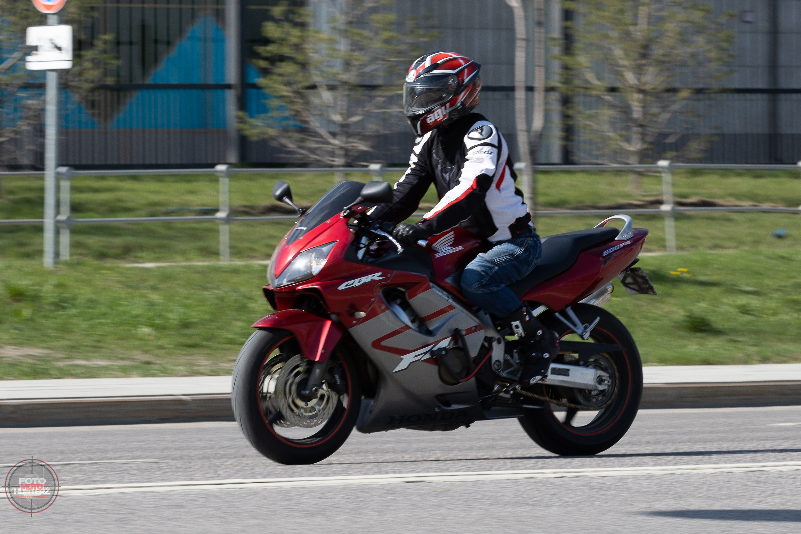 Мотоциклы на улицах города. Фотограф Ольга Гирусова «Пантерочка» Москва