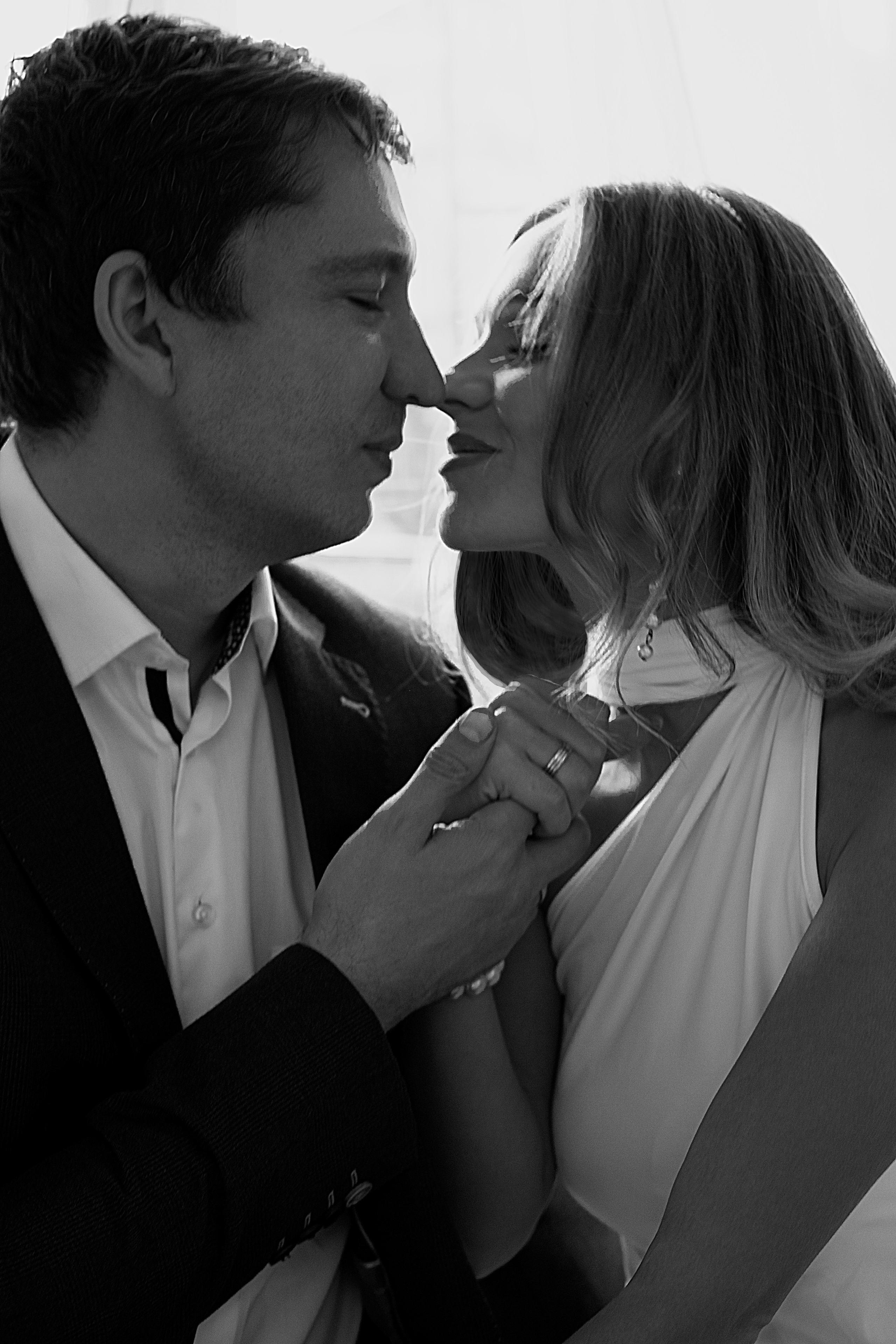 Момент поцелуя жениха и невесты