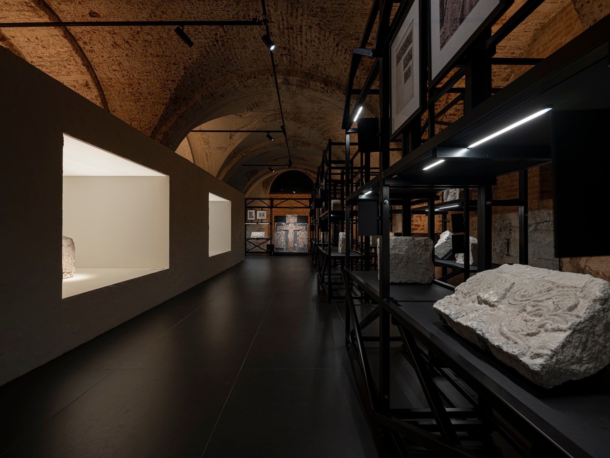 Выставочный проект «Белый Храм. История Георгиевского собора „и созда ю чюдну, резным каменем“». Фотограф Василий Буланов