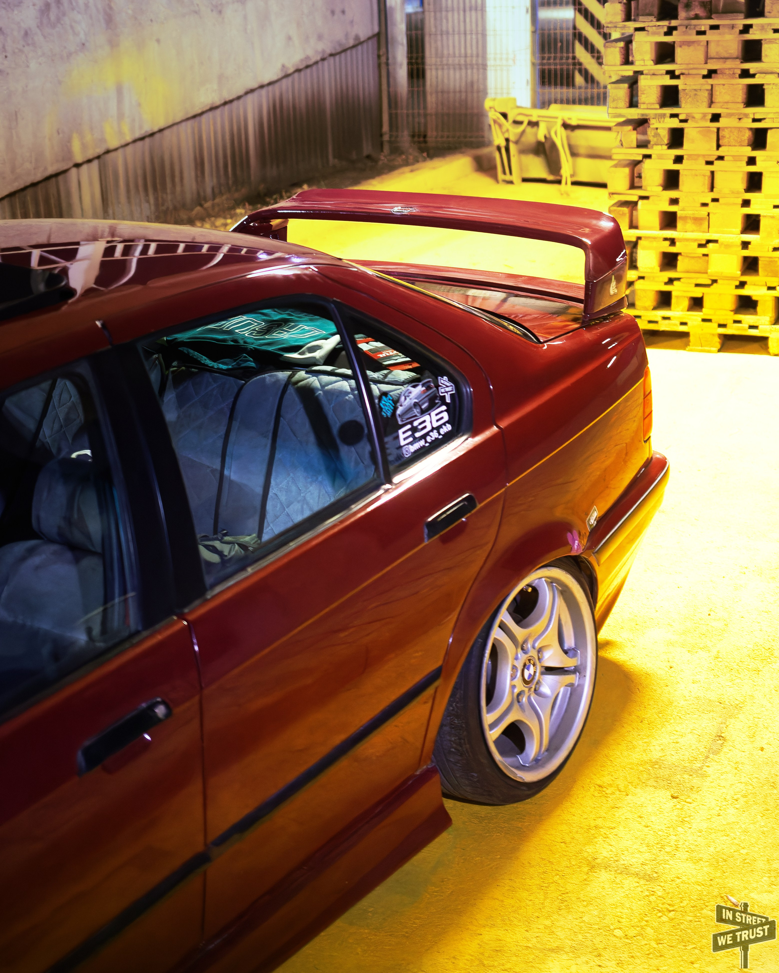 BMW E36 под уличным фонарем. IN STREET WE TRUST