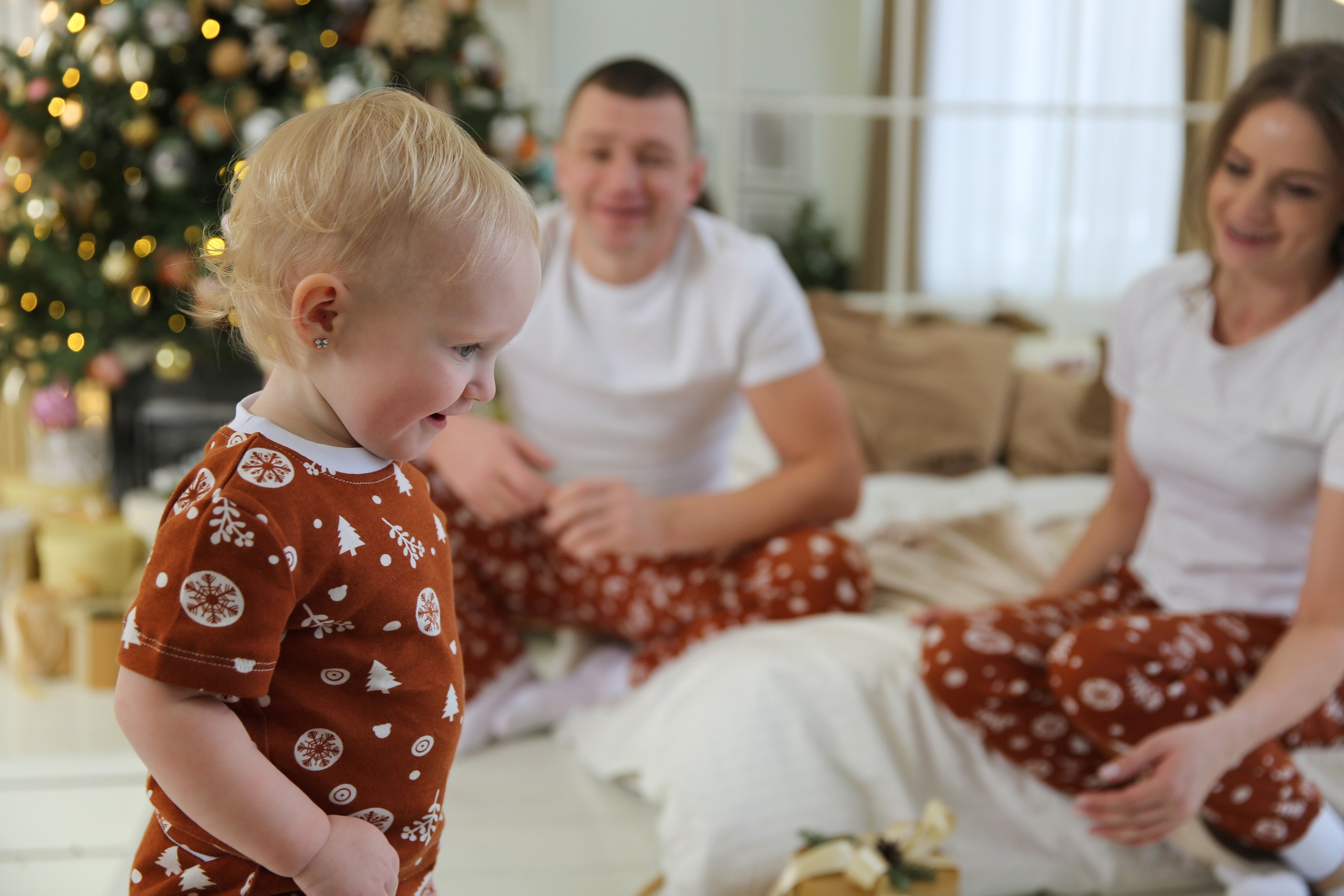 Новогодняя семейная фотосессия в студии с елкой. Свадебный и портретный фотограф в Санкт-Петербурге Надежда Чечулина