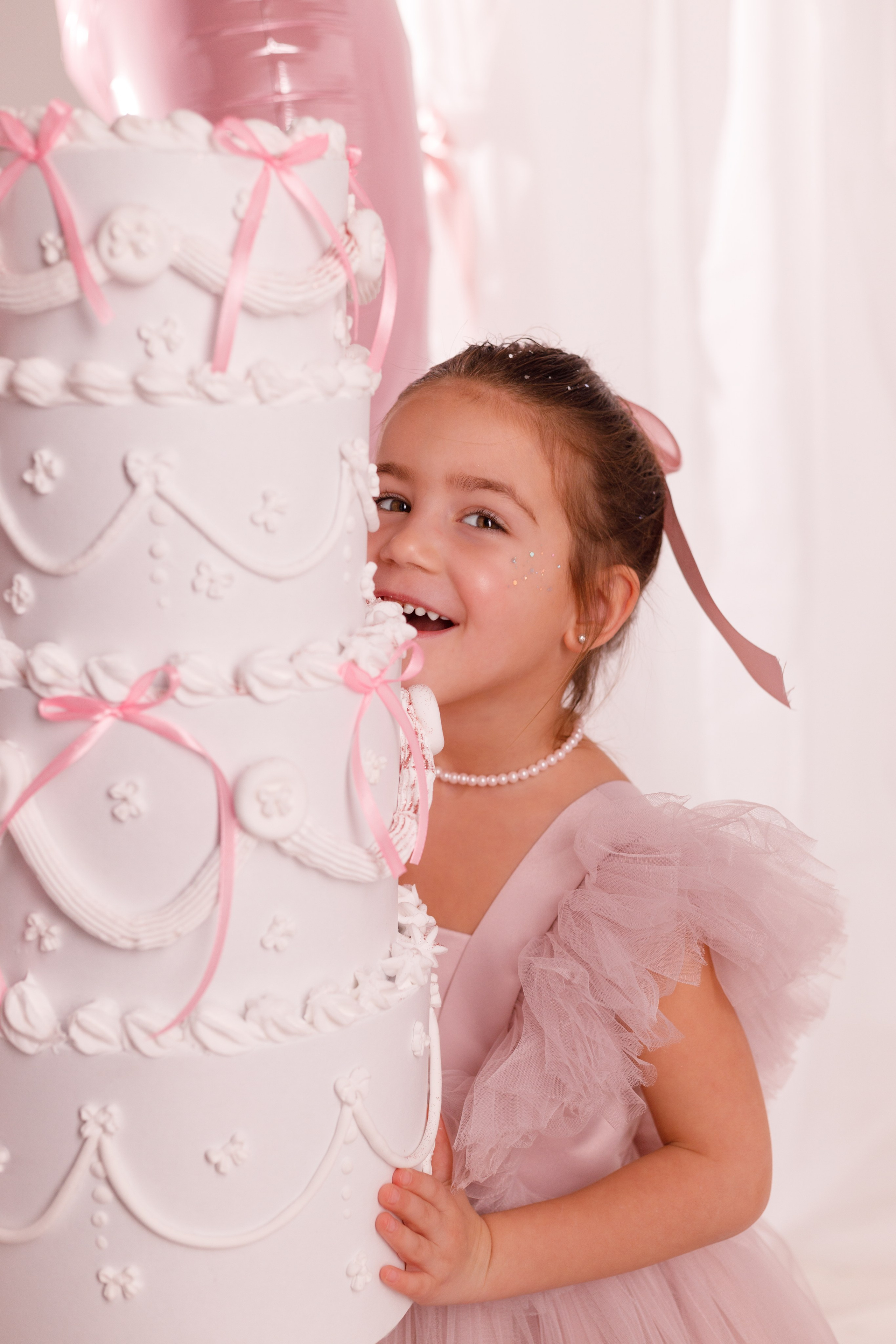 Фотосессия на День Рождения для девочек — сладкий праздник в сказочных декорациях. Детский студийный фотограф Сочи
