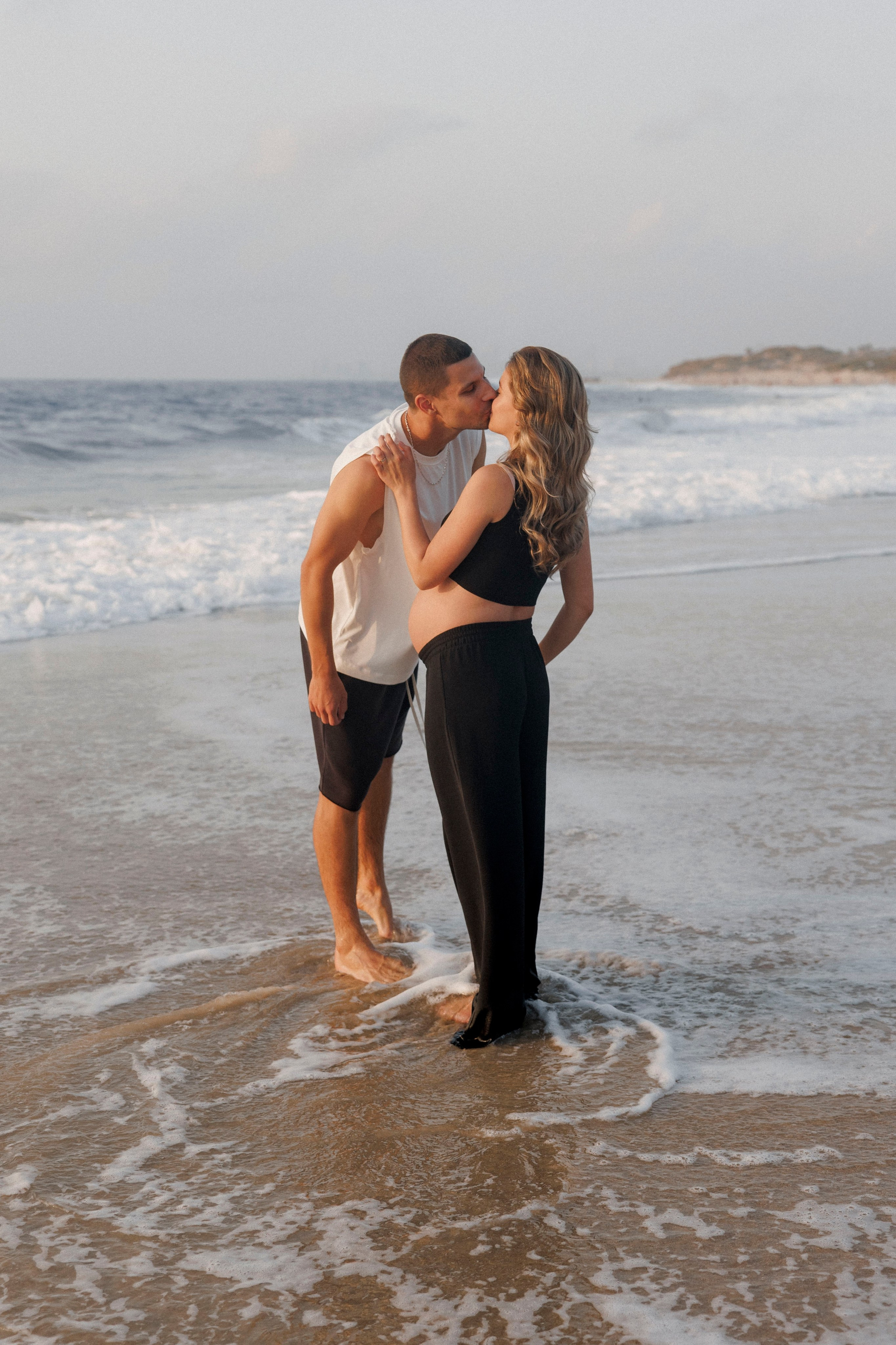 Pregnancy photoshoot near the sea (cloudy weather). Главная