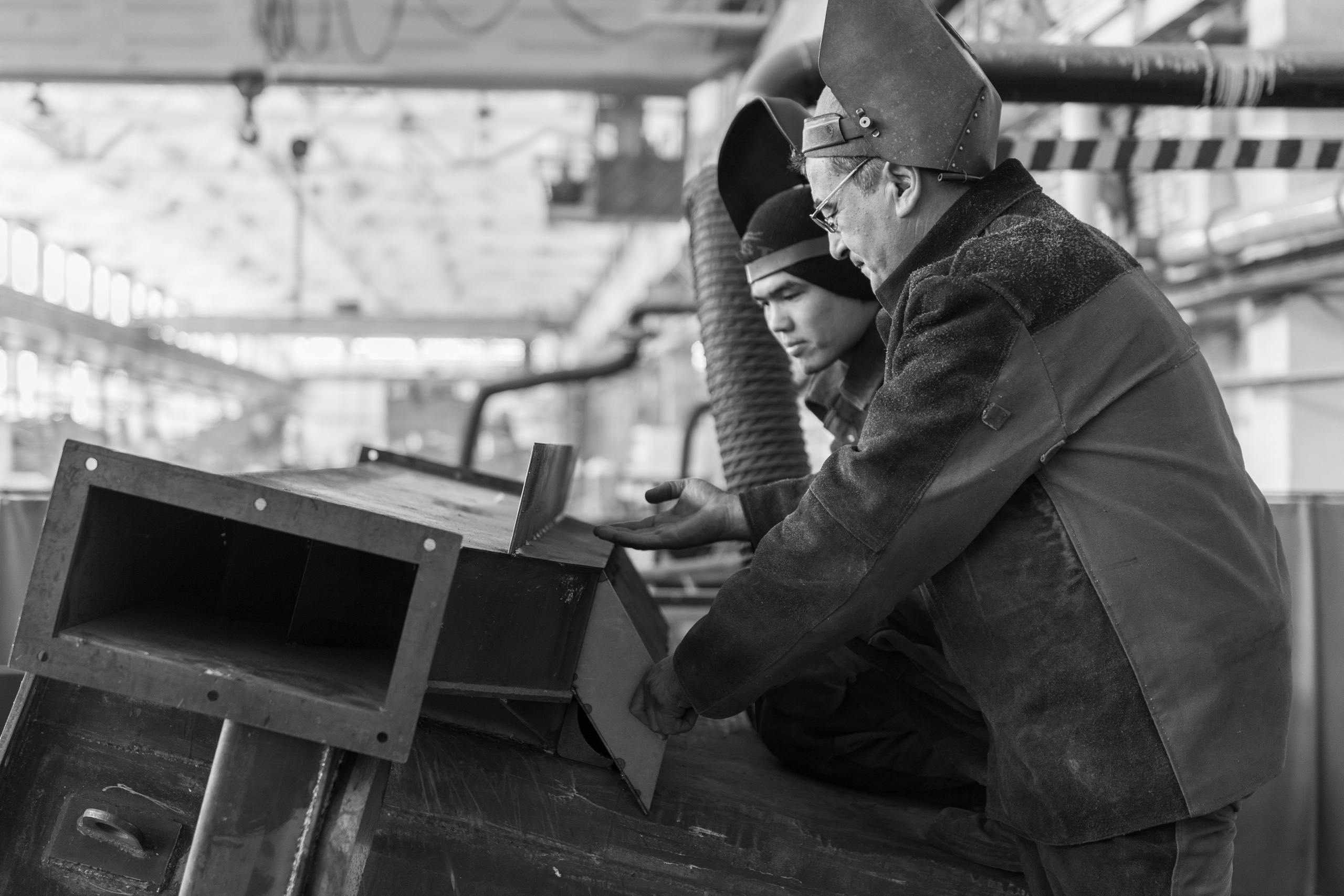 Профессиональная фотосъёмка монтажника за работой на производстве — каталожная фотография для корпоративного сайта.