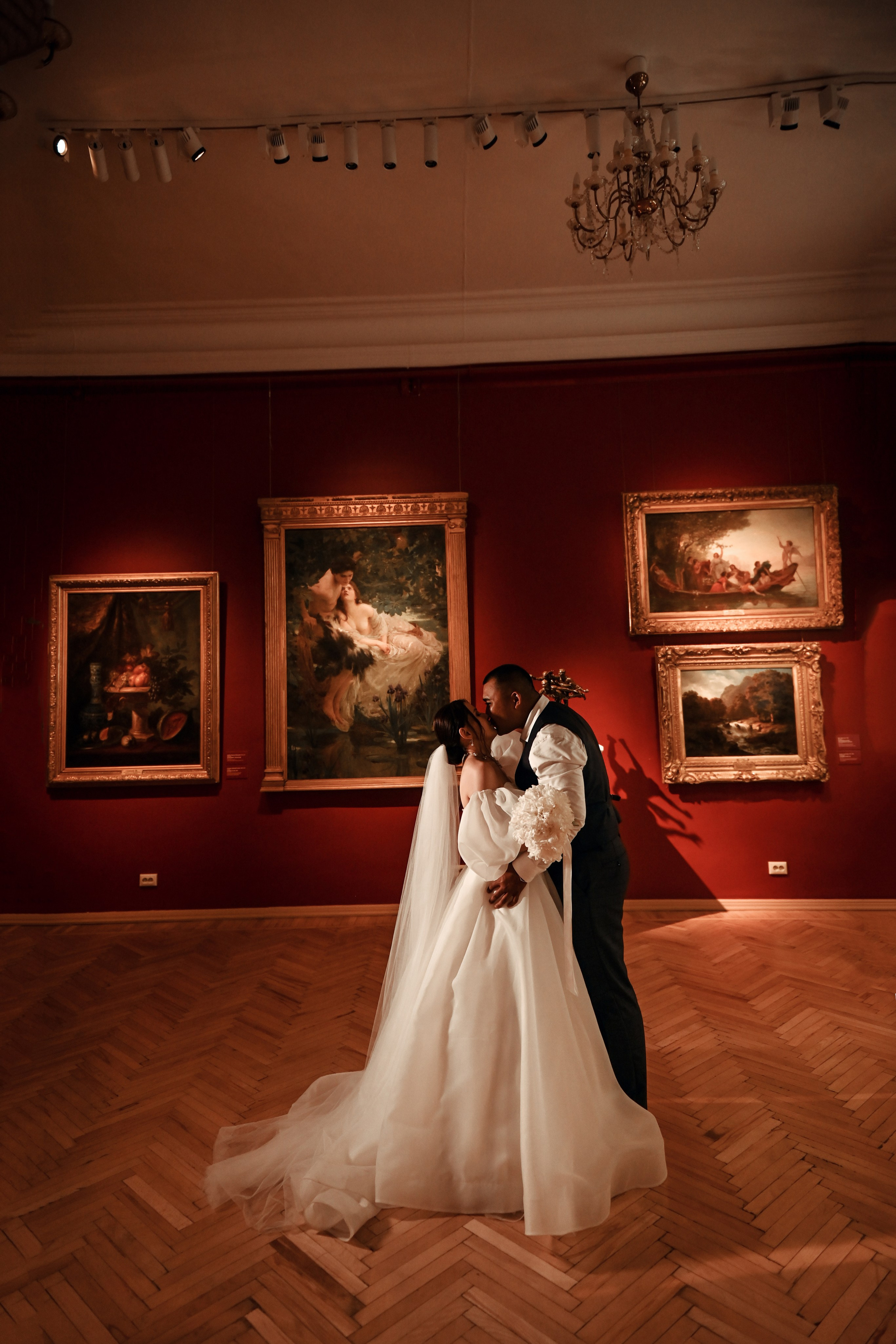 Небольшая свадебная серия в музее и прогулкой под дождем Эльмиры и Ризата. Свадебный, семейный, детский, контент фотограф в Омске Максим Ильин