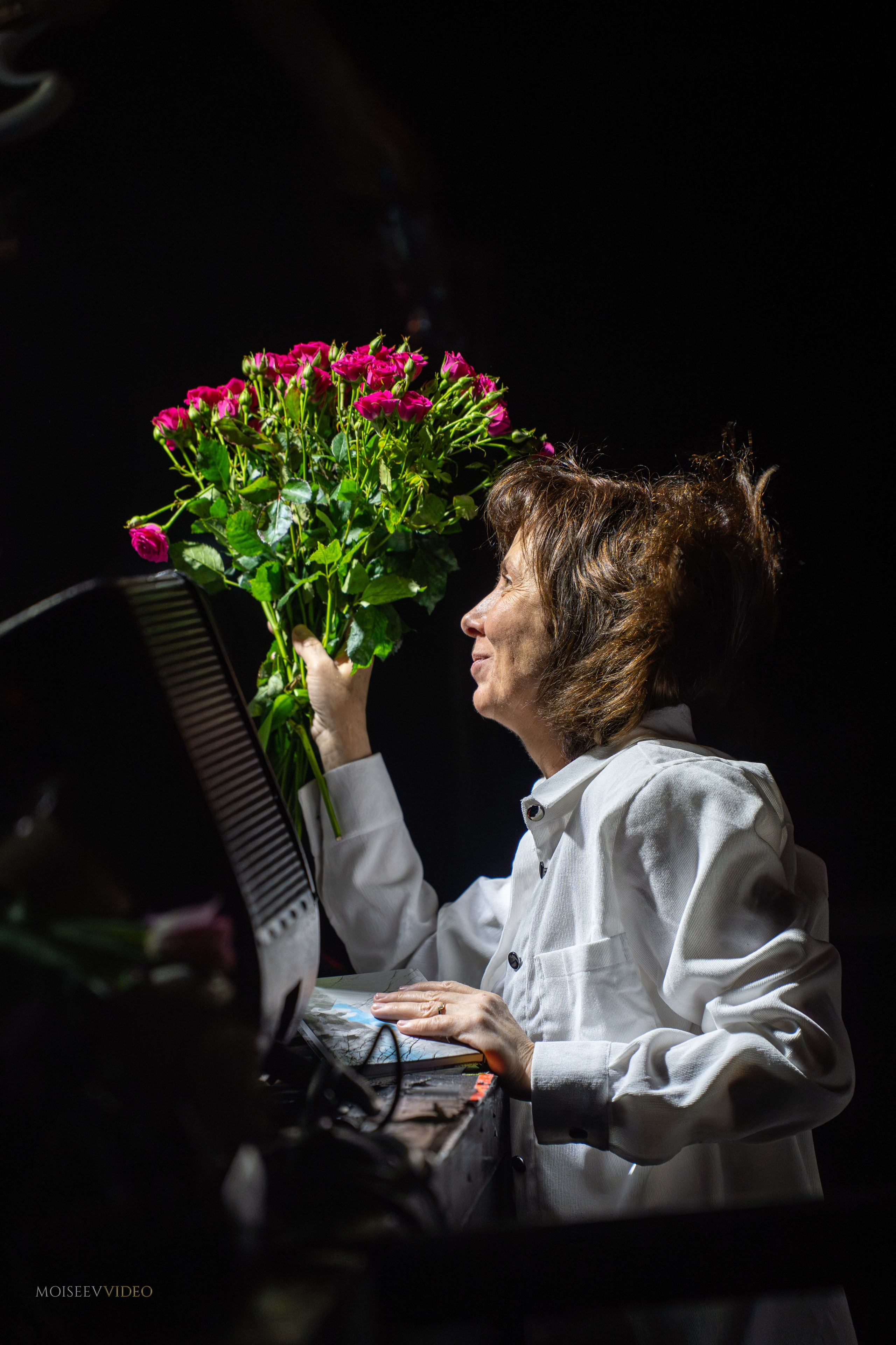 Зрители дарят цветы на концерте