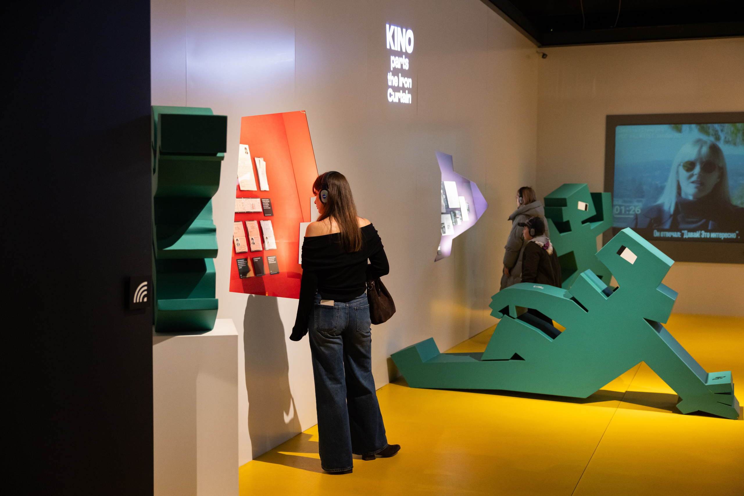 Выставка-байопик «Виктор Цой. Легенда» (10 октября 2025). Репортажный фотограф Алексей Пирязев