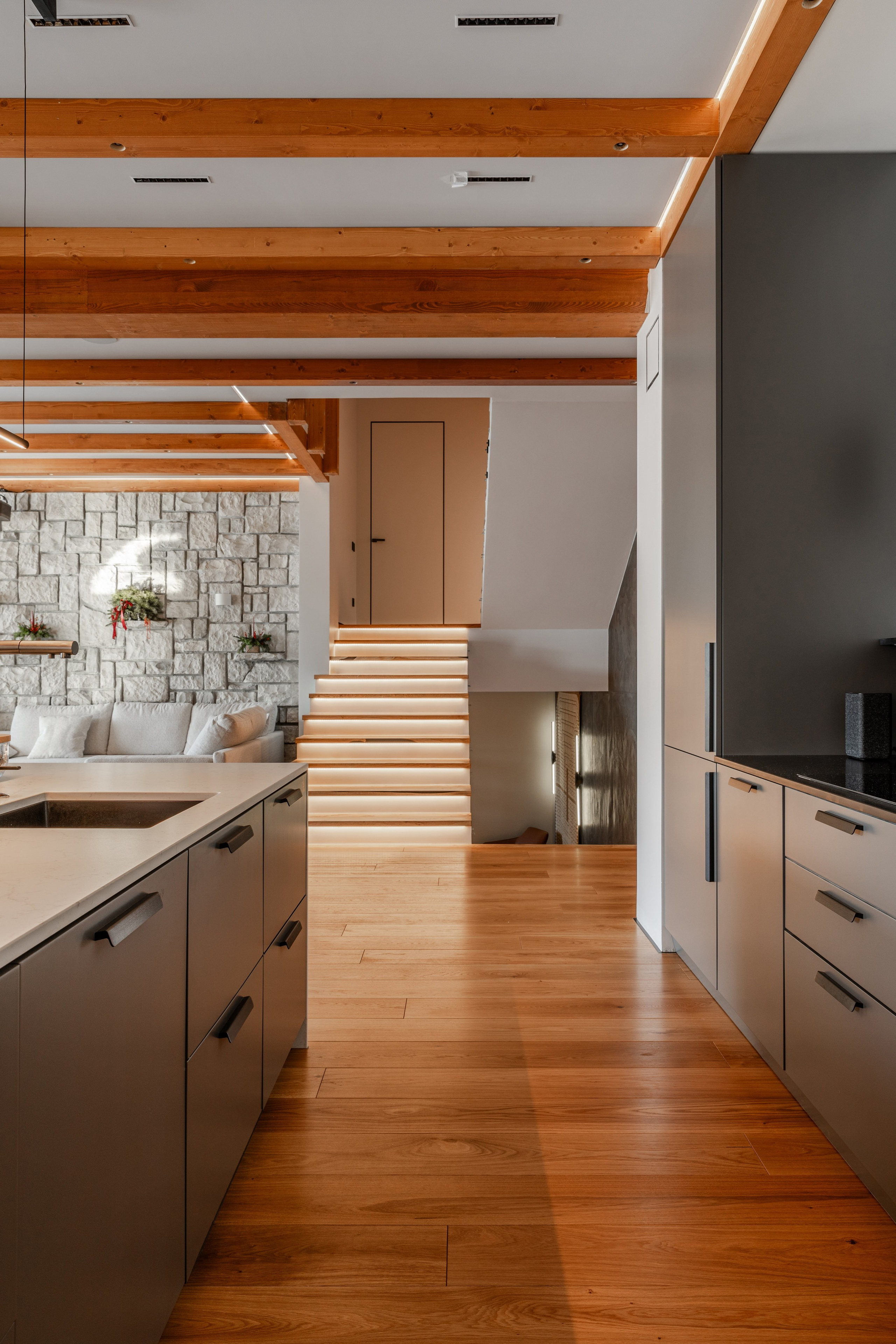 Интерьерная фотосъёмка загородного дома площадью 300 кв м в п. Эстосадок. Интерьерный фотограф Москва