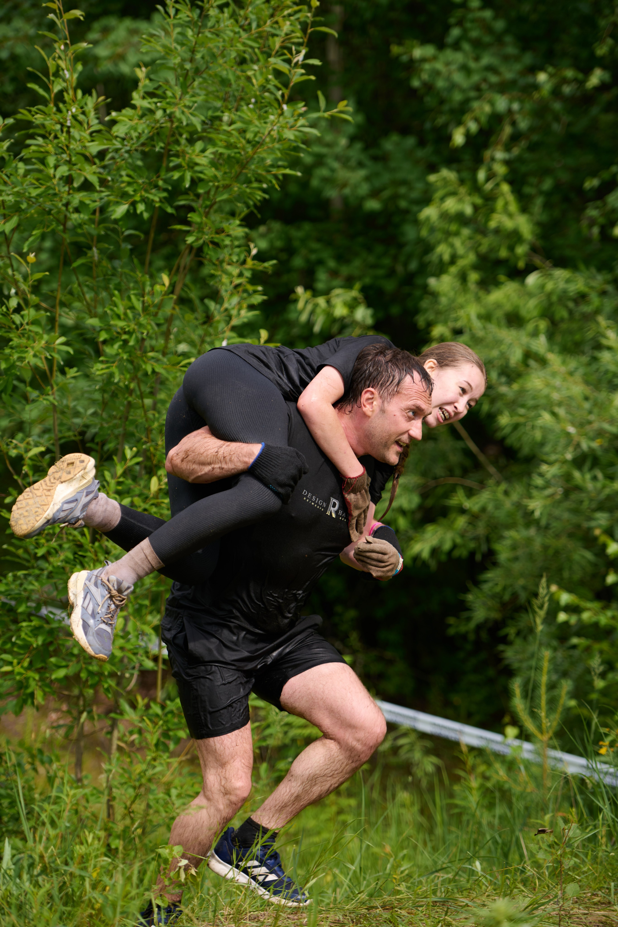 Фоторепортаж с забега Стальной характер в Сургуте, 5 июля 2025. Репортажный и семейный фотограф — Шелихов Сергей