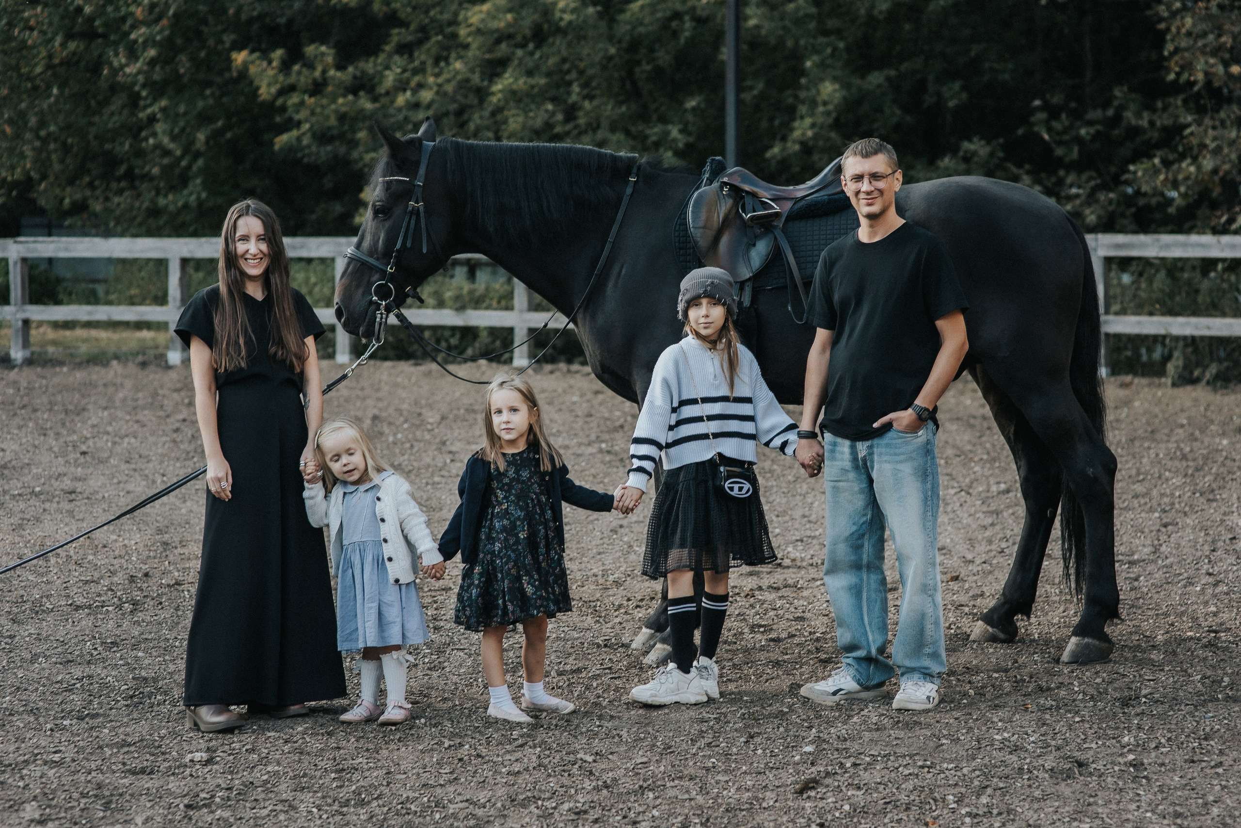 Большая семья и черный конь Султан. Семейный фотограф в Москве Наталья Чуб, заказать Фотокнигу