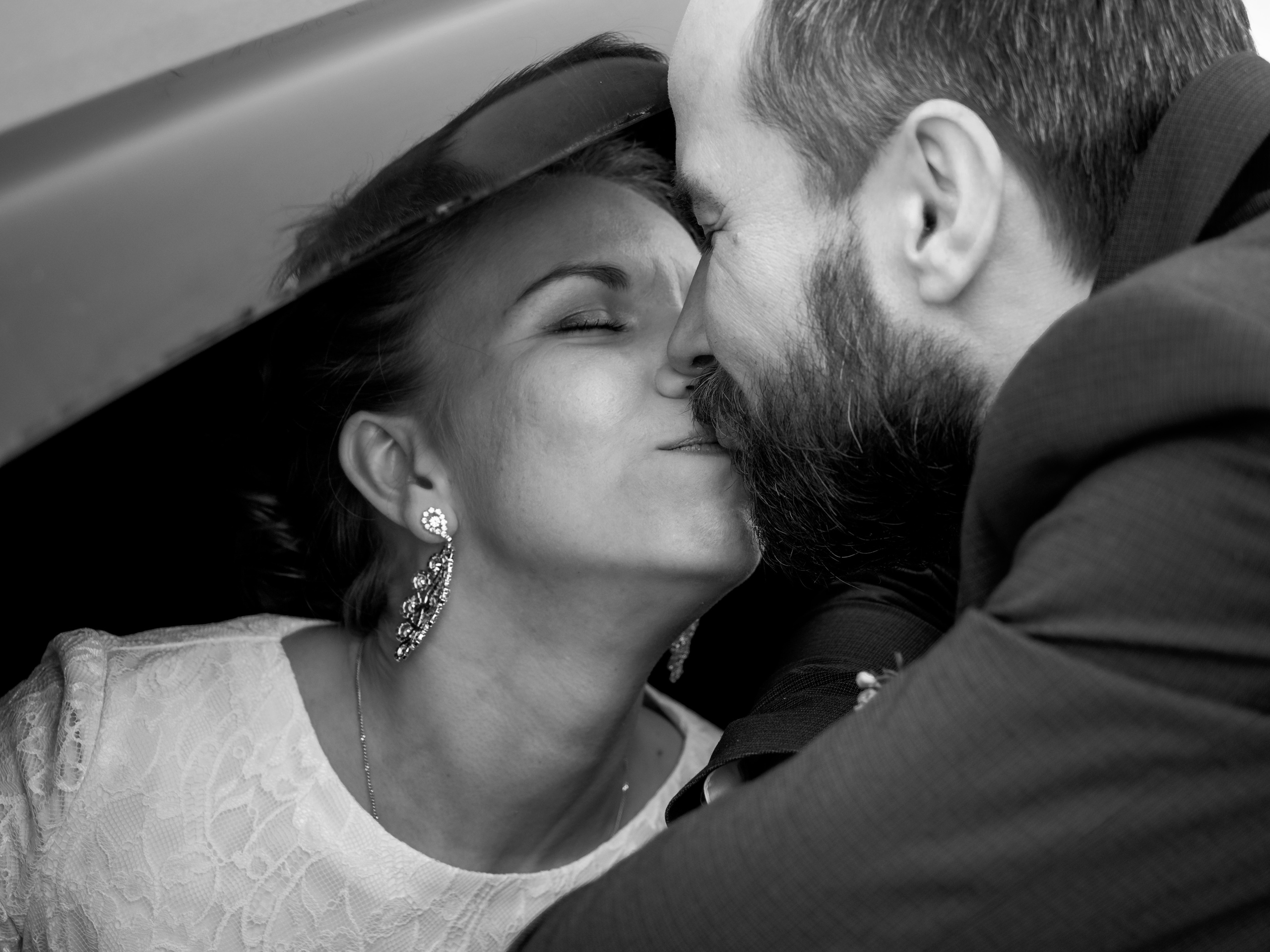 Страстные поцелуи у машины