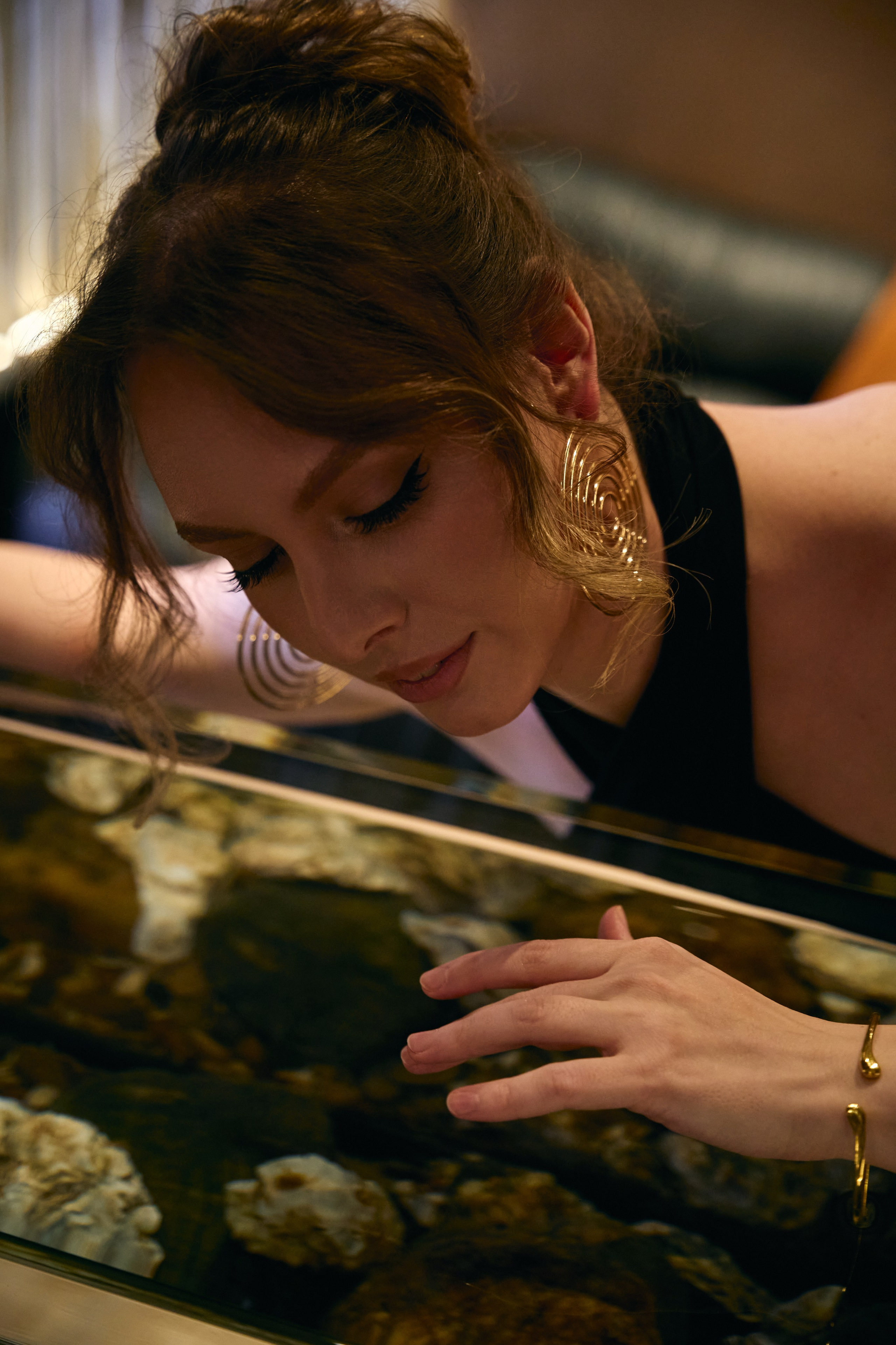 Вечерний портрет девушки в чёрном платье в интерьере ресторана