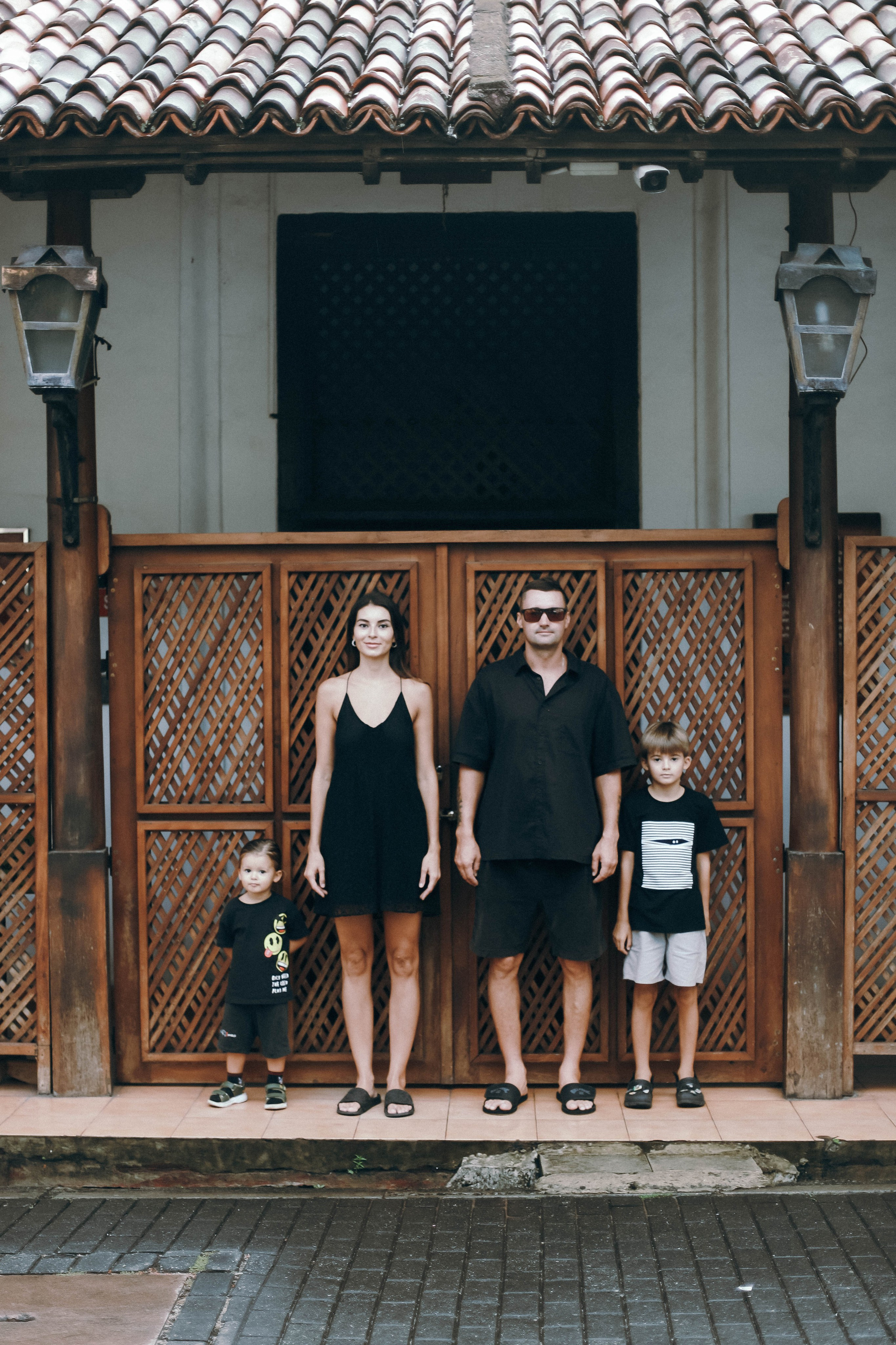 «Фото на память: семья у исторических ворот Галле»