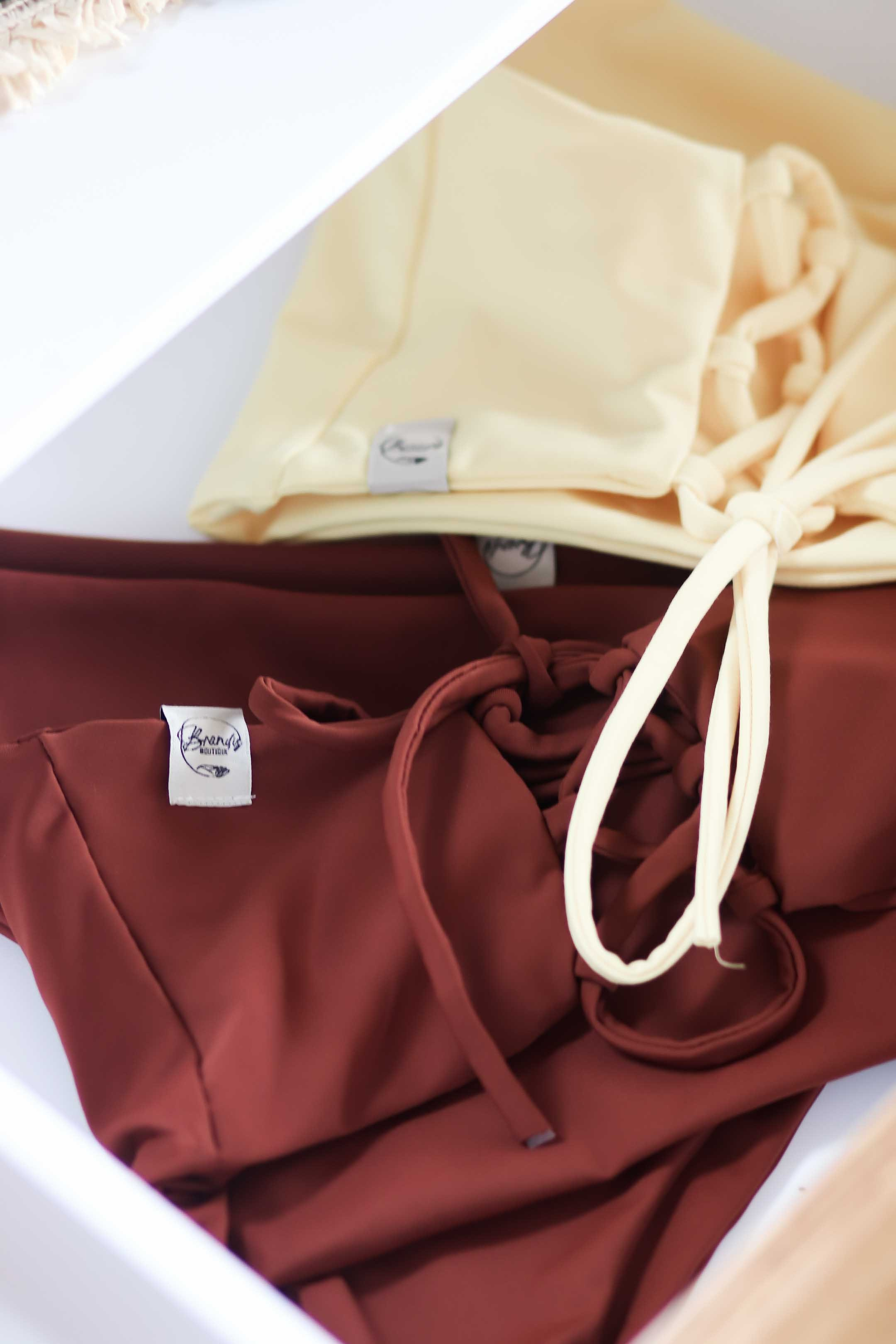 Коллекция купальников бикини. Фотограф на Шри-Ланке