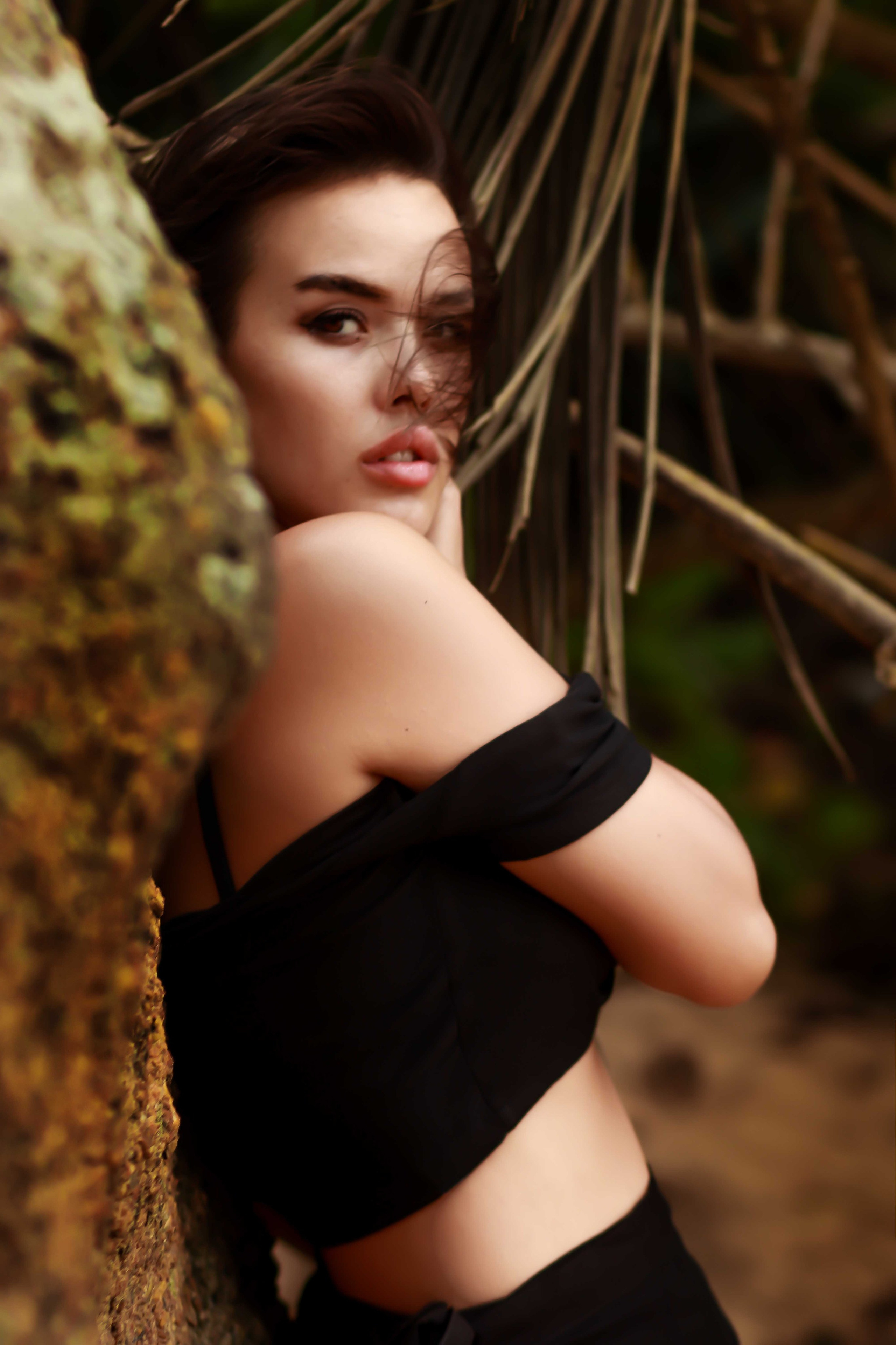 Авторская съемка среди вулканических камней Хиккадувы: воздушные туники бренда Nakota Tuwa в движении, контраст нежных тканей и дикой природ. Фотограф на Шри-Ланке