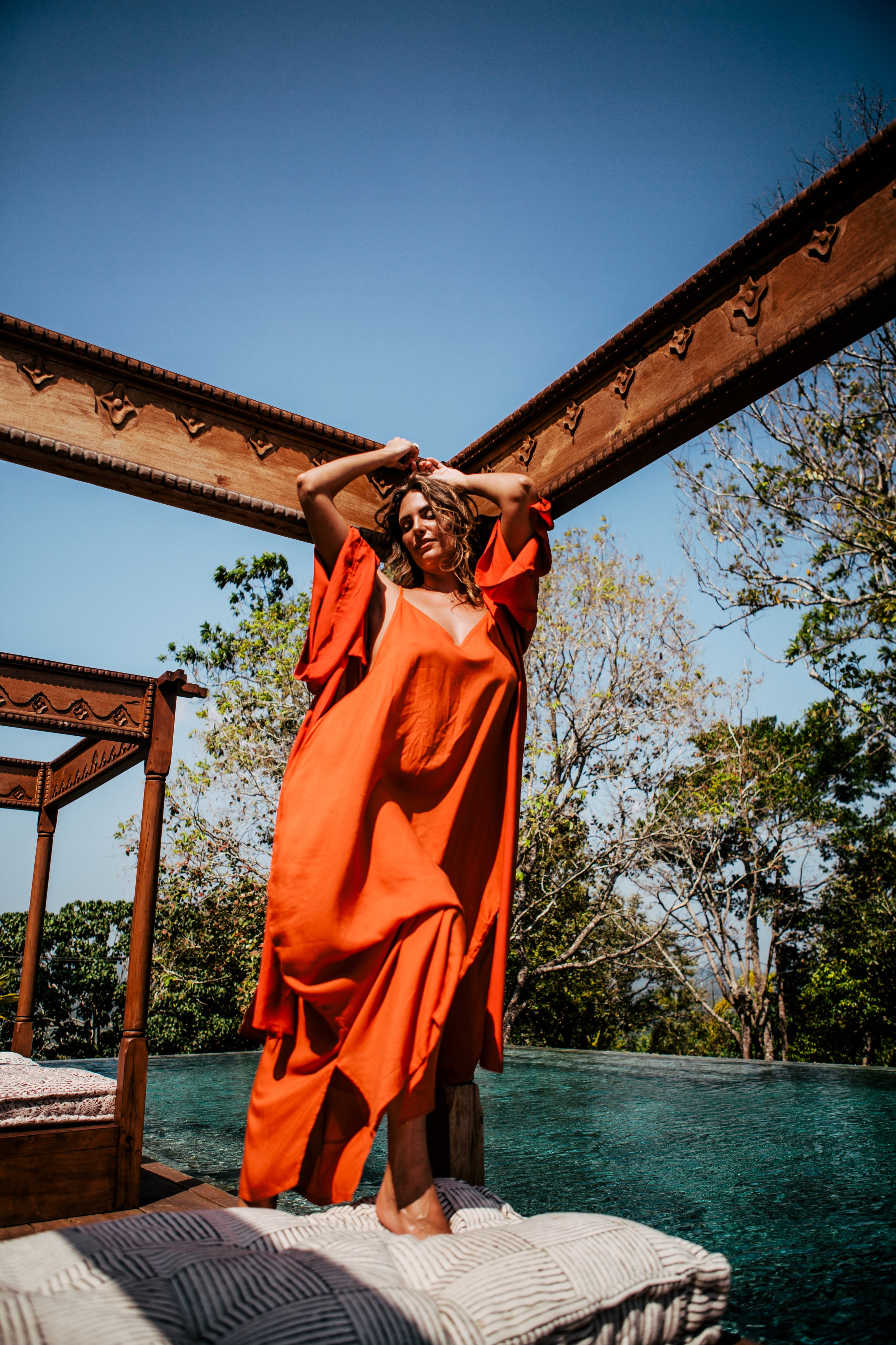 Девушка в красном платье в отеле Malabar Hill — Роскошная портретная съемка | Шри-Ланка. Фотограф на Шри-Ланке