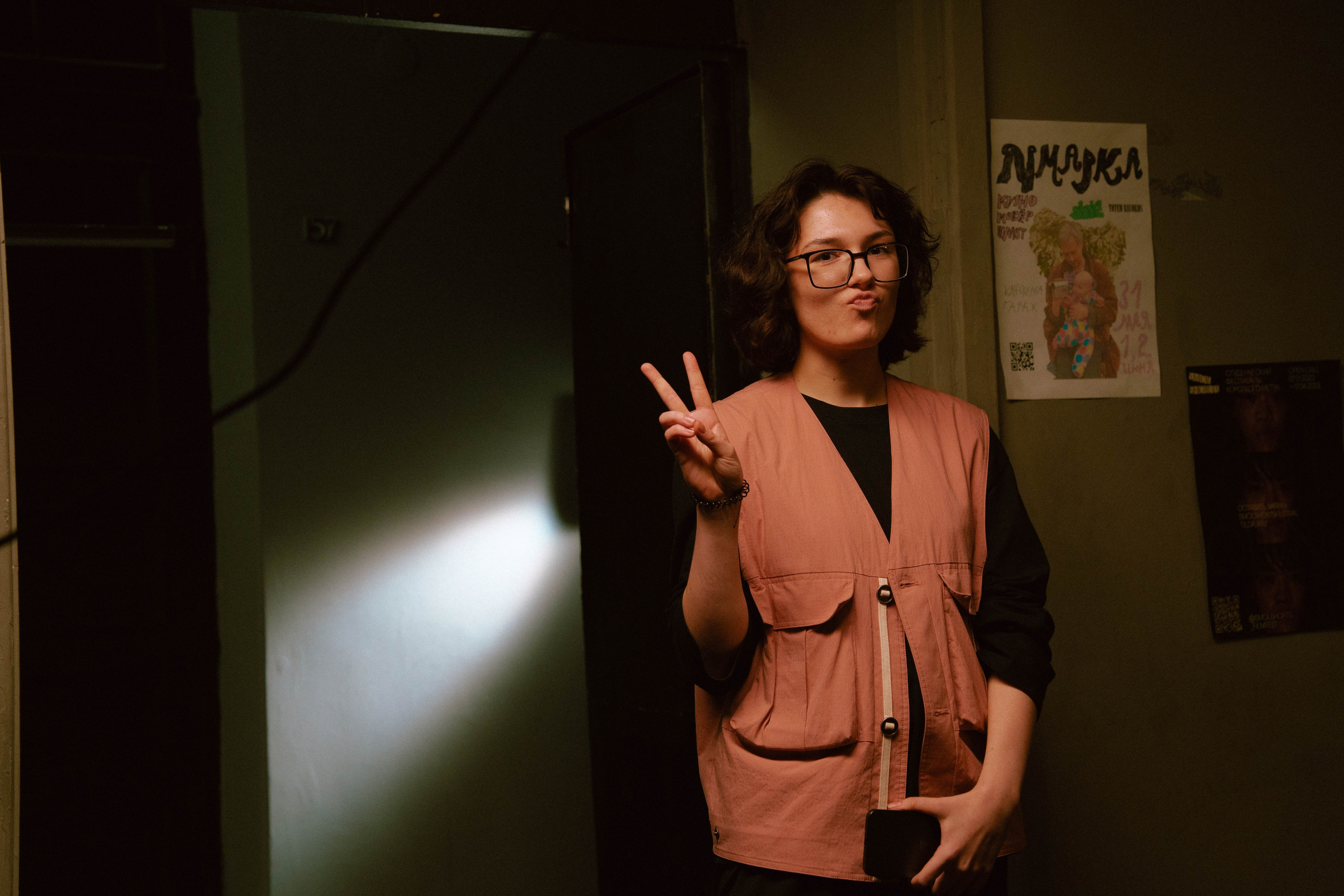 BACKSTAGE. V