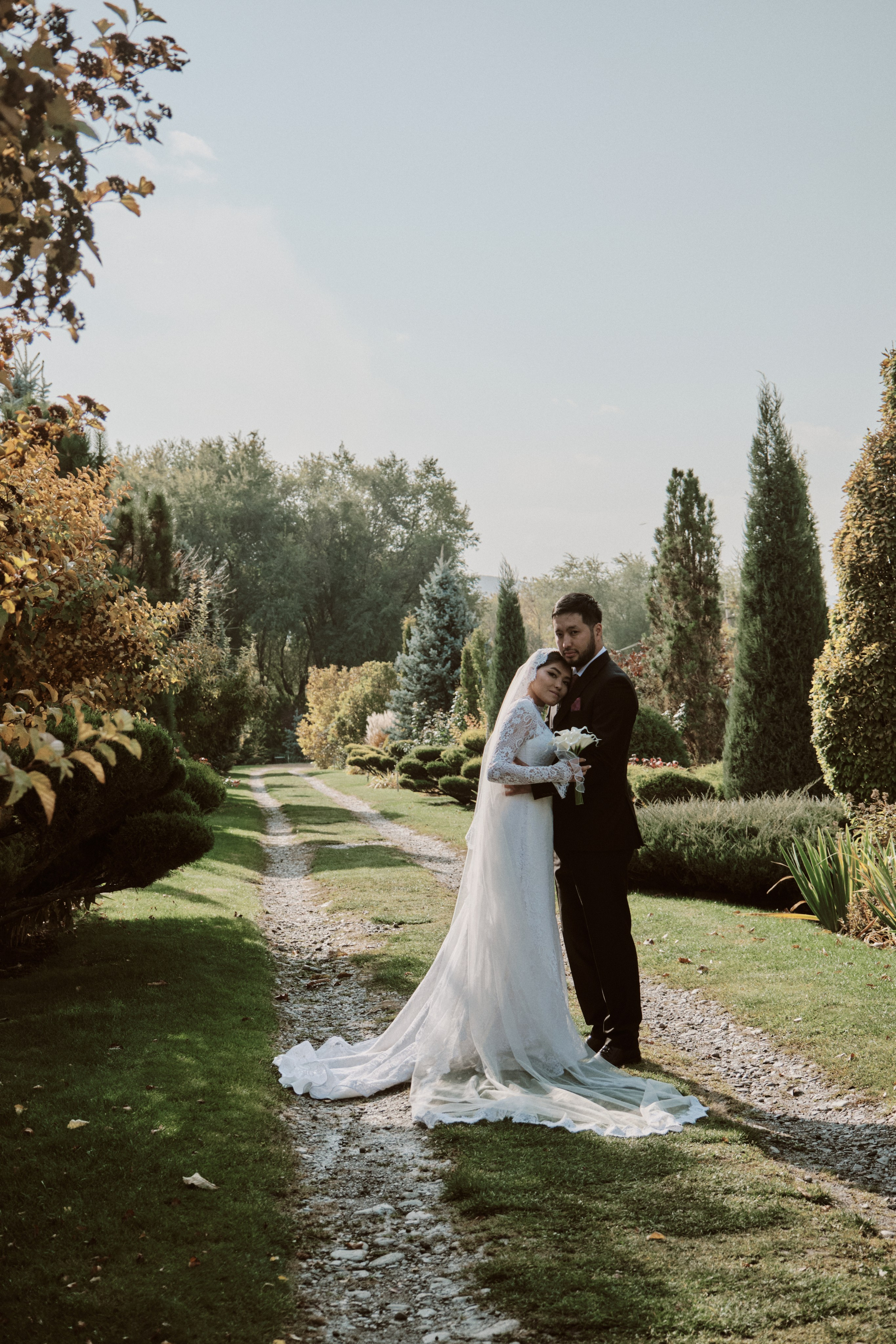 Садовая рапсодия свадебная фото прогулка в городе Алматы. Видеограф и Фотограф в Алматы и Астана