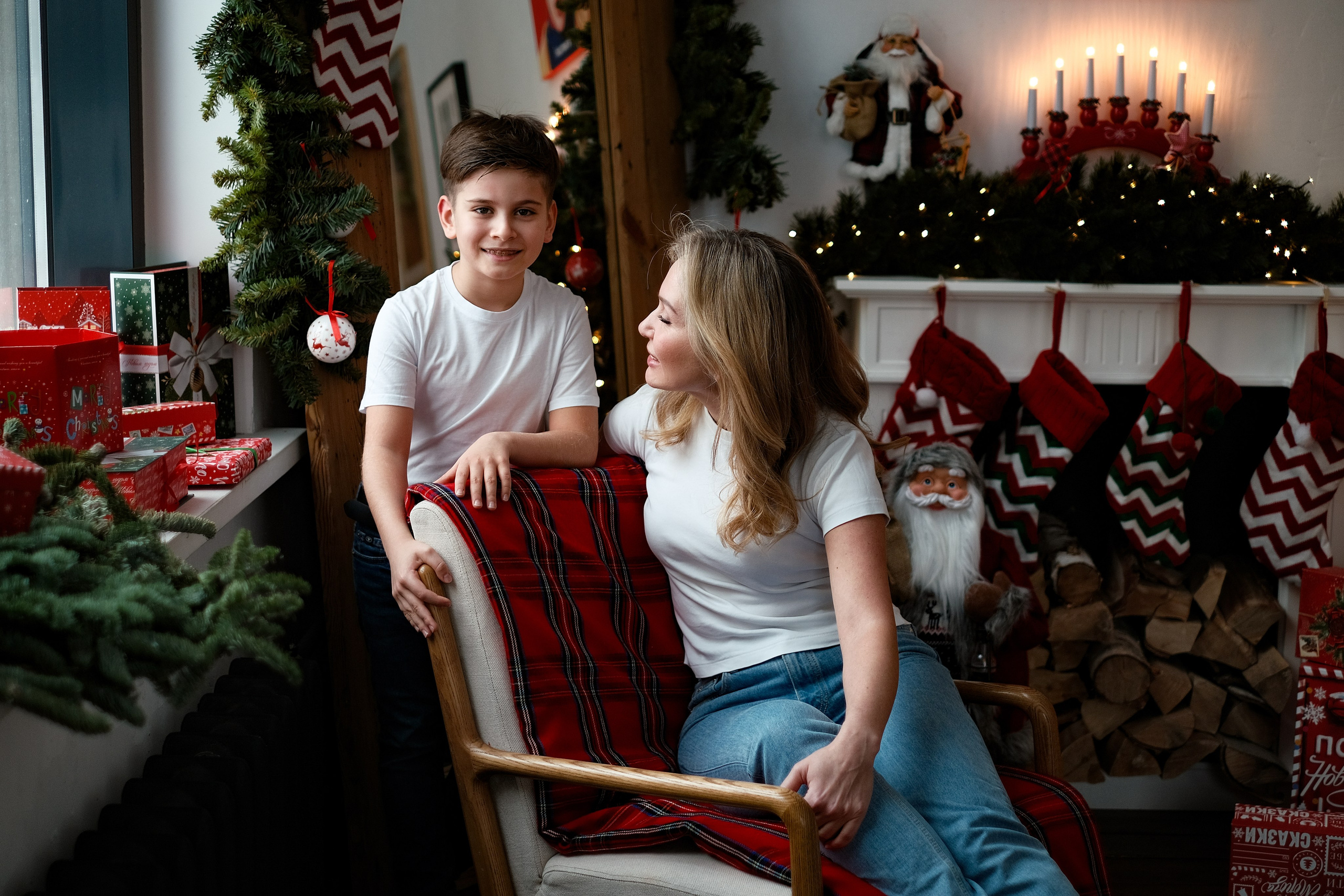 Мама с сыном у окна.