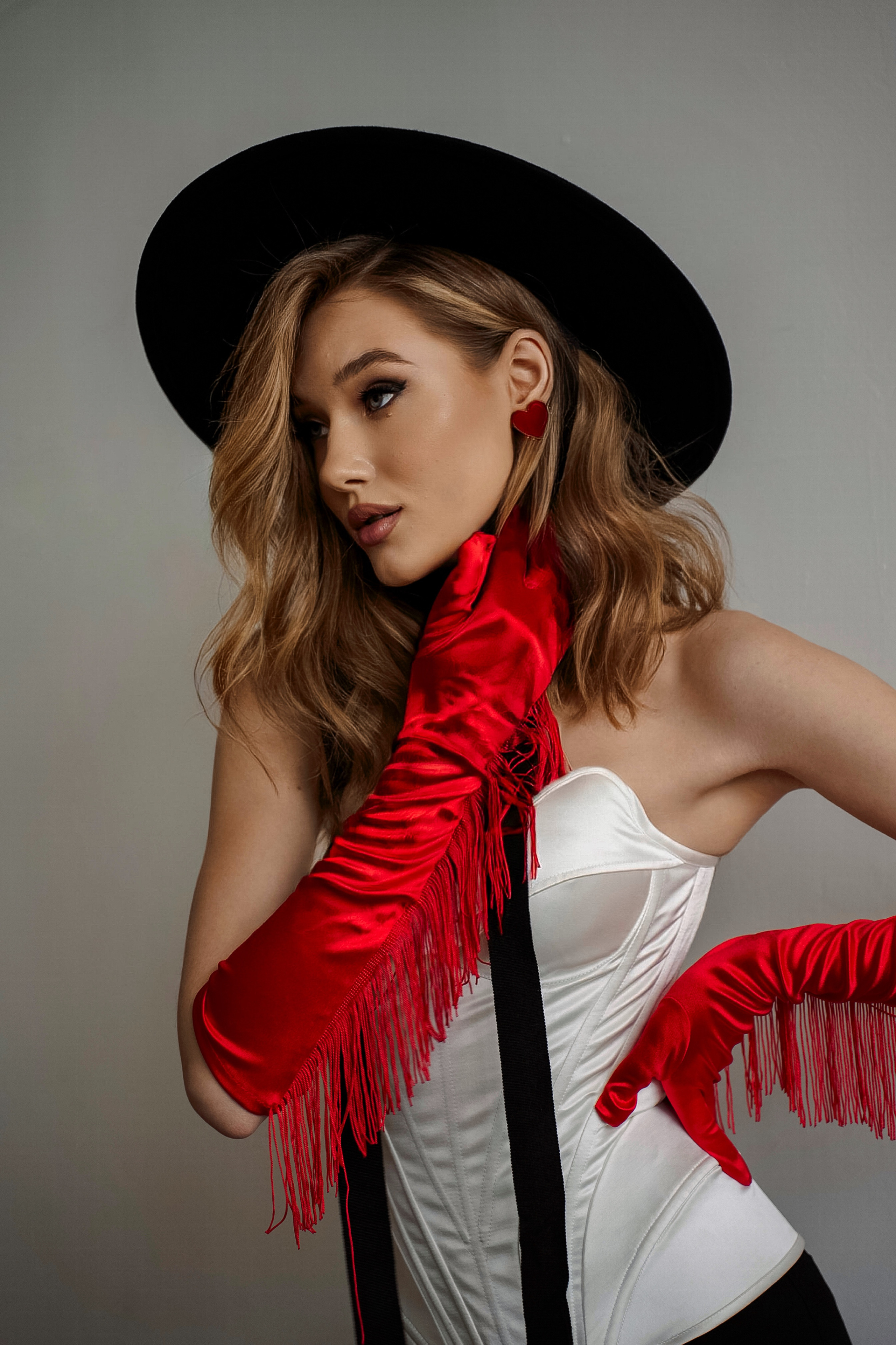 Влада в красных перчатках. Главная