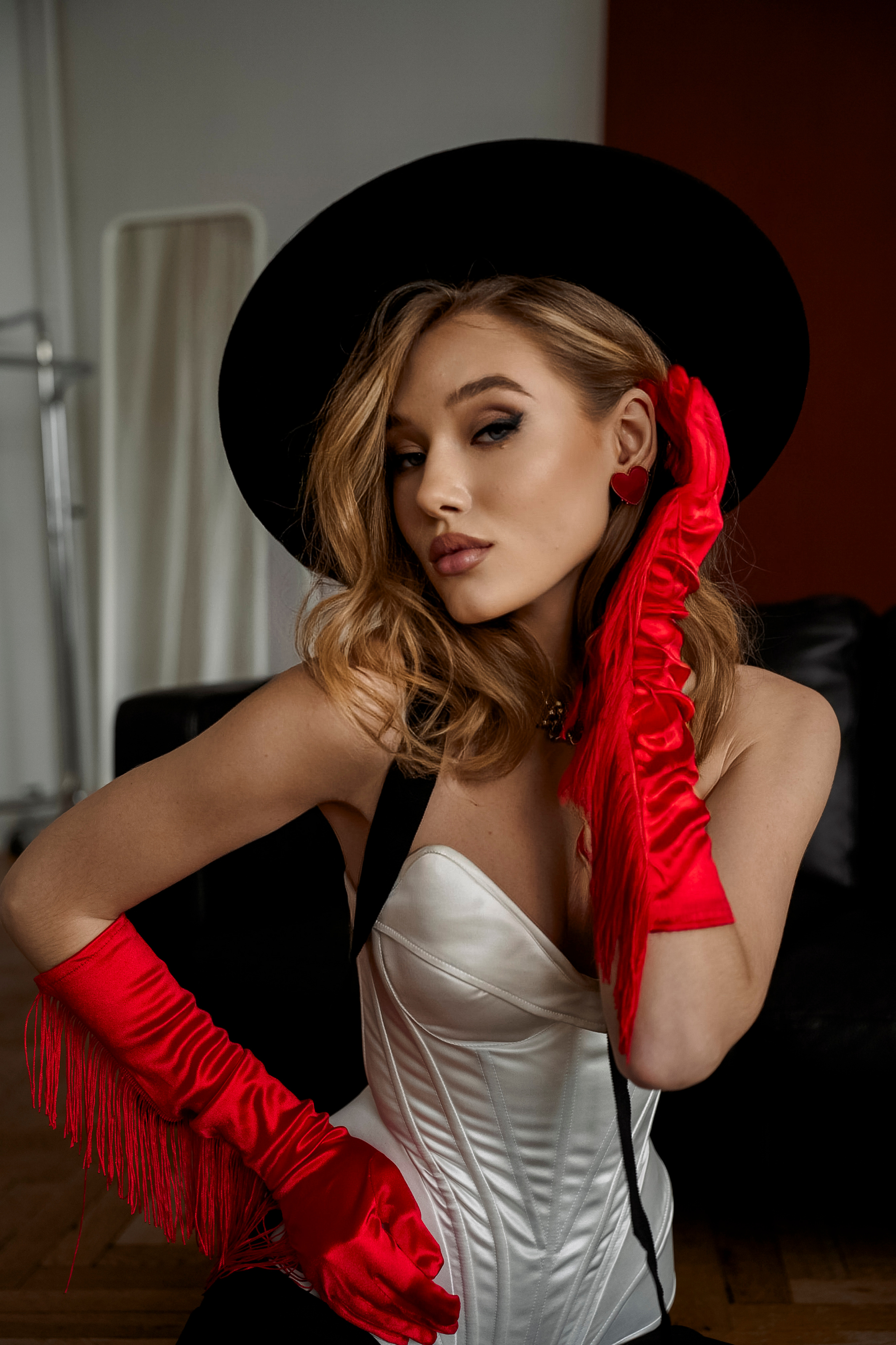 Влада в красных перчатках. Главная