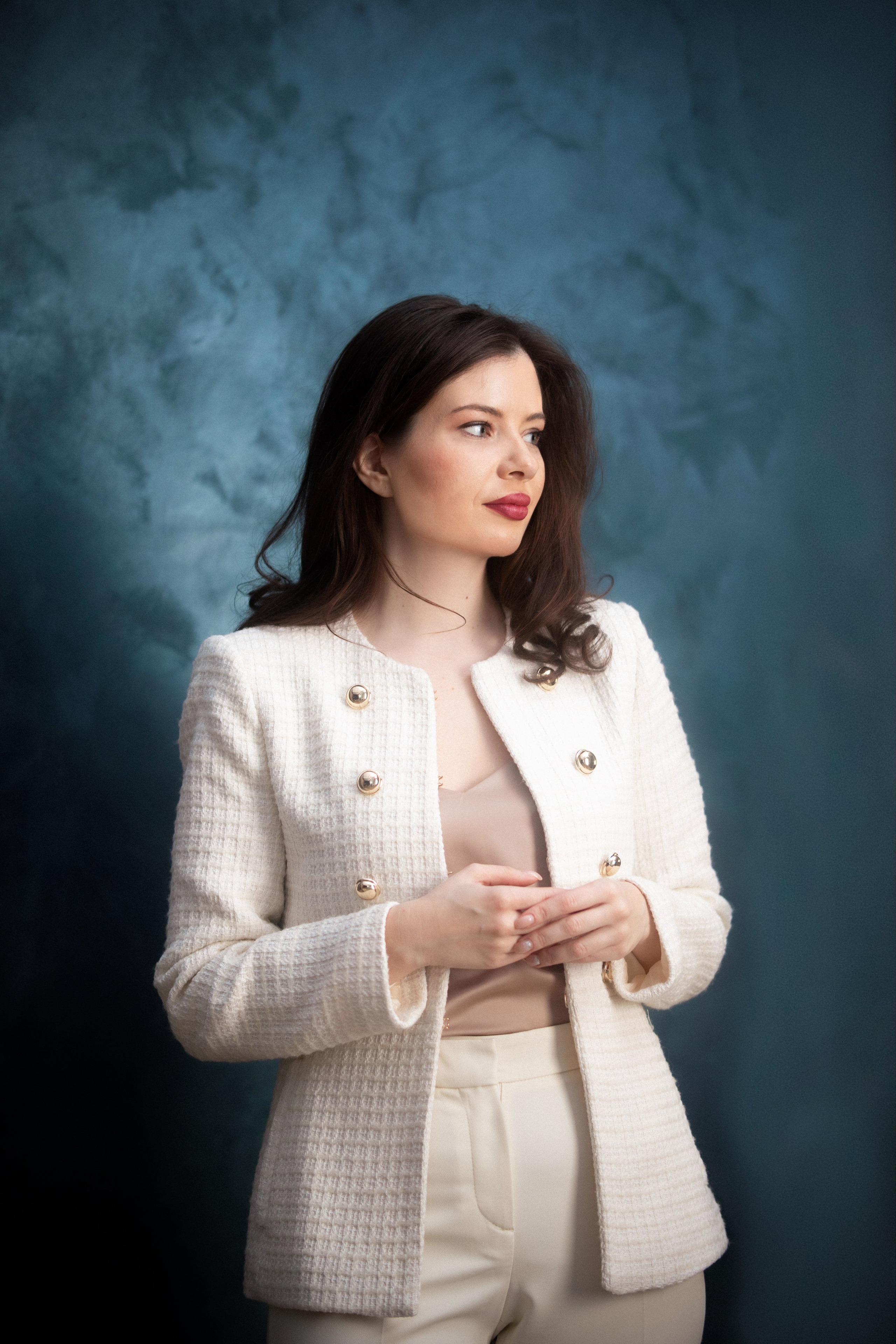 портрет женщины в белом костюме