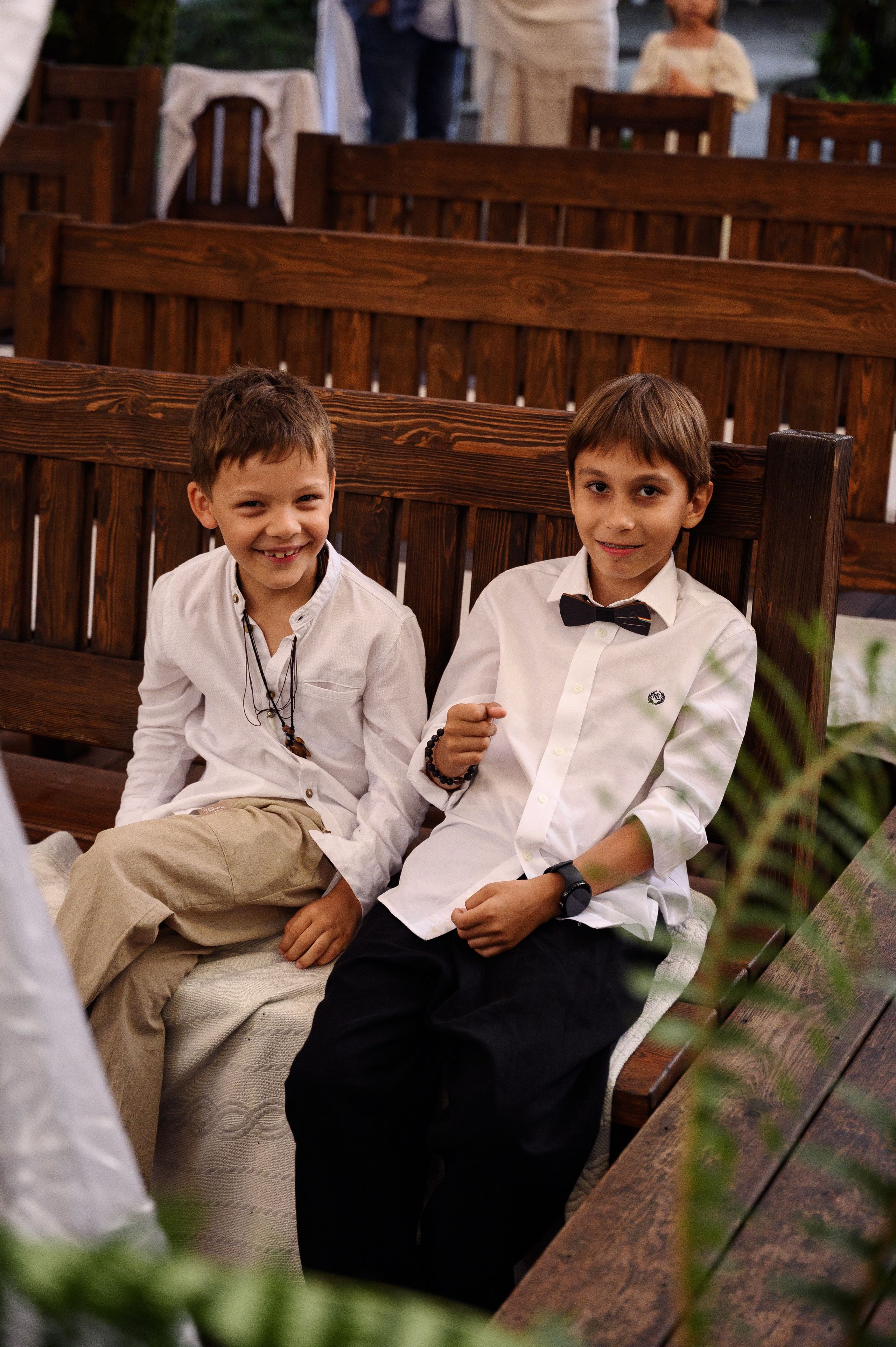 Два ребёнка смотрят в кадр ждут когда начнётся свадебная церемония в лесу глемпинге енот