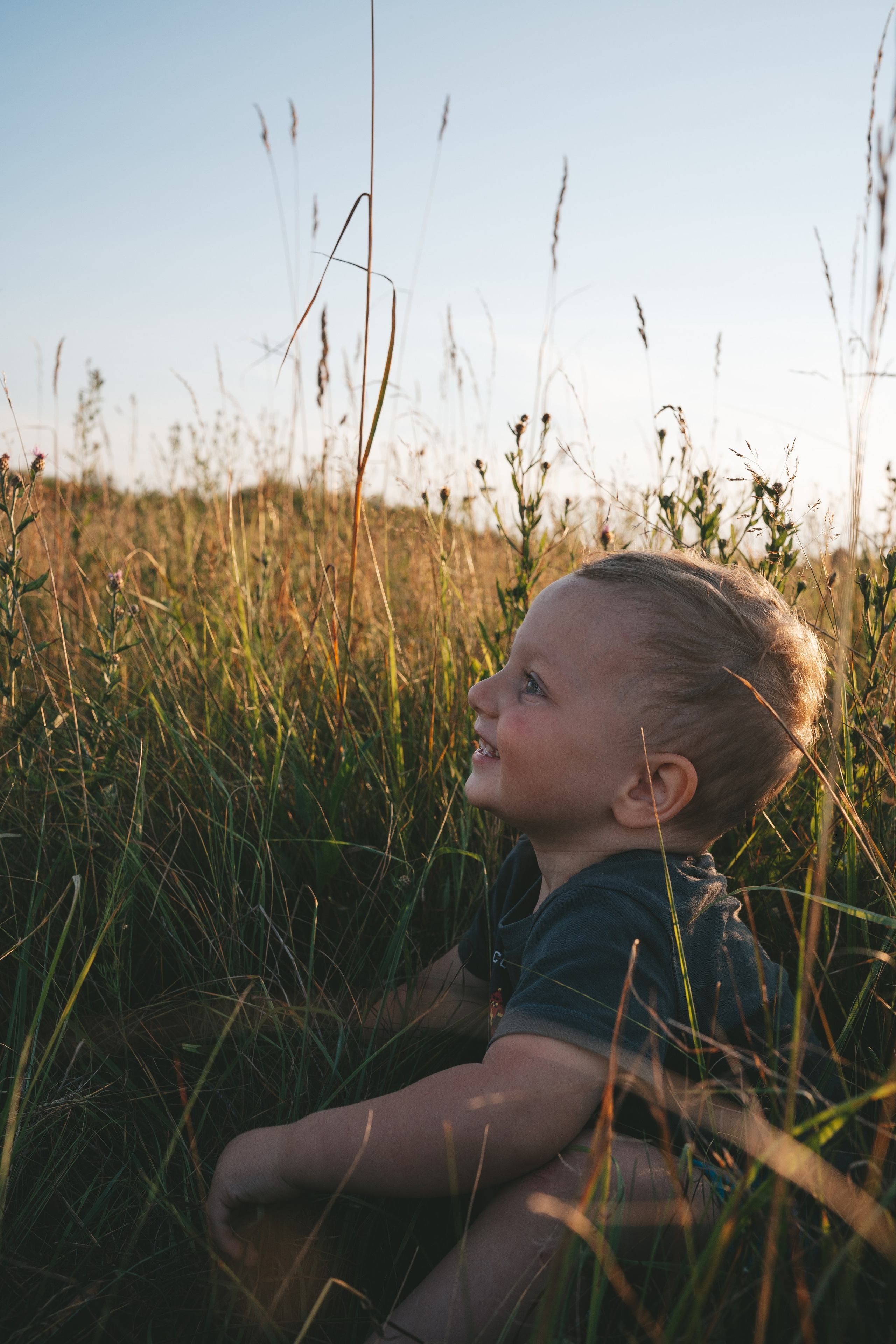 Семейная съемка в поле с ребенком: мама и сын. Фотограф Екатерина Канчалаба