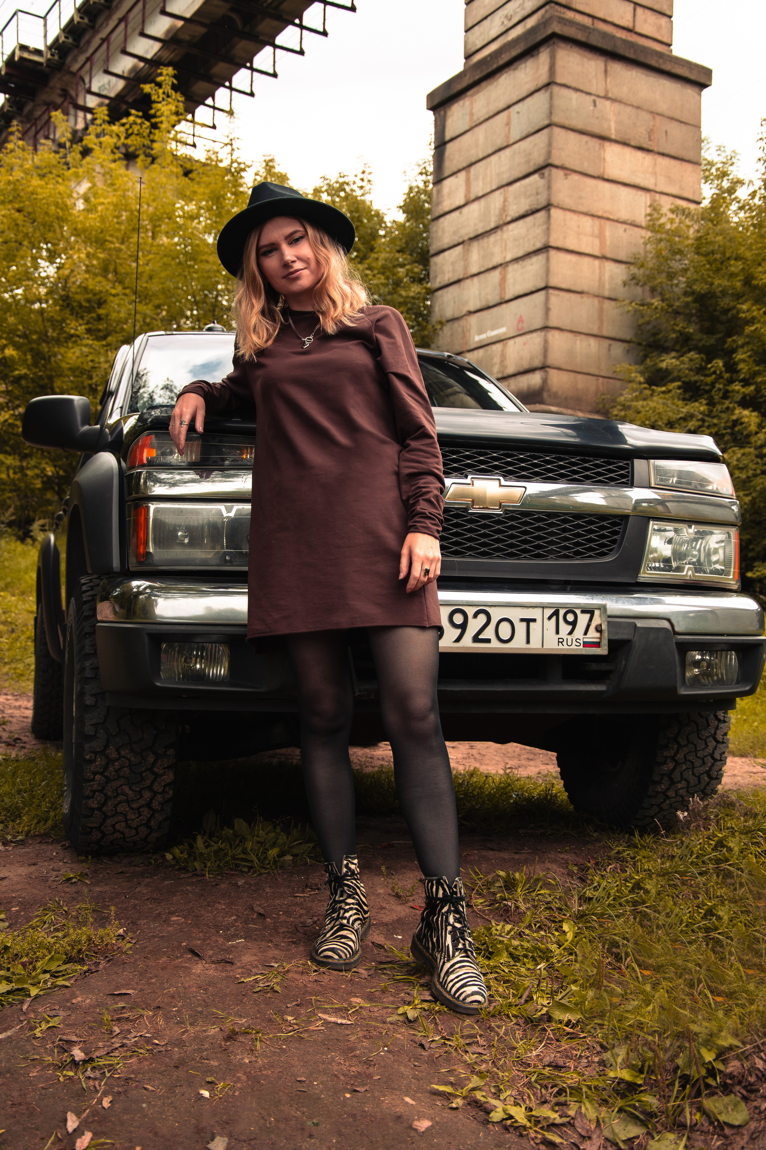 Семейная фотосессия с пикапом в осенних образах мама папа сын family look Истра Новая Рига Красногорск Нахабино 