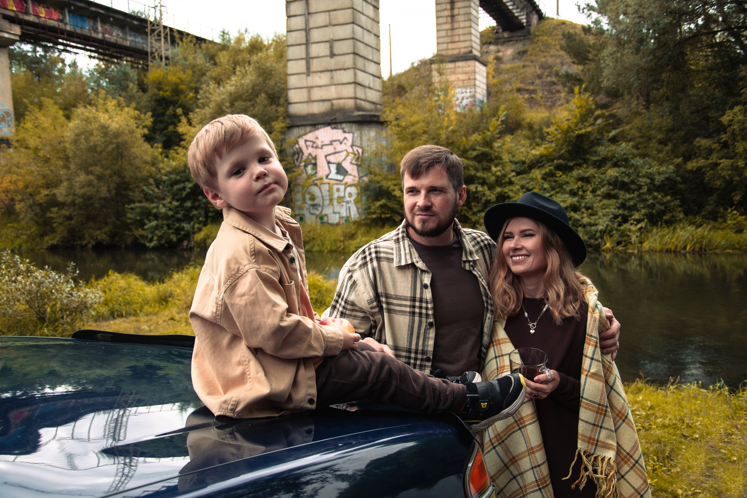 Семейная фотосессия с пикапом в осенних образах мама папа сын family look Истра Новая Рига Красногорск Нахабино 