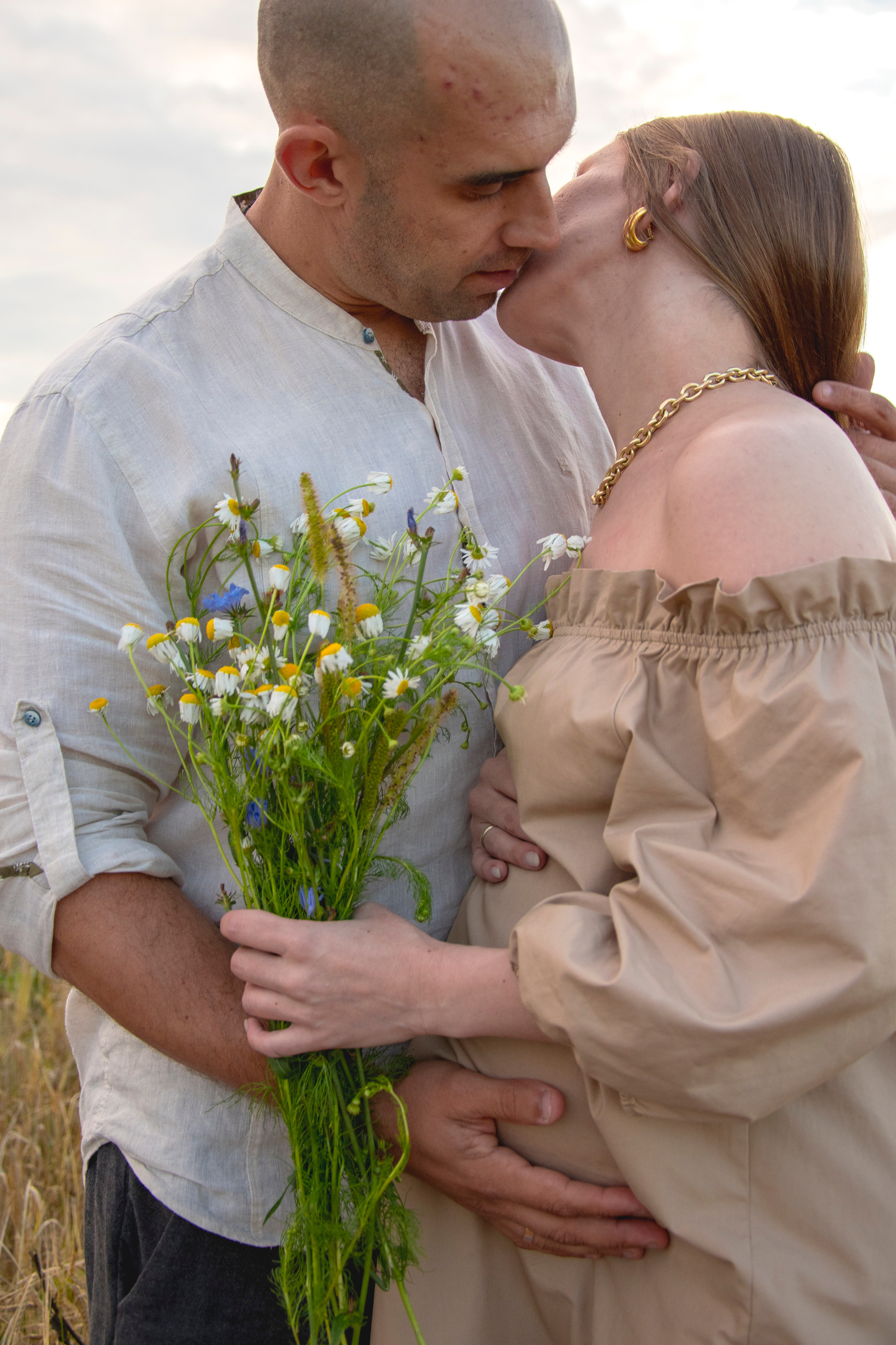 Фотосессия беременности в пшеничном поле c цветами на природе Love story Истра Новая Рига