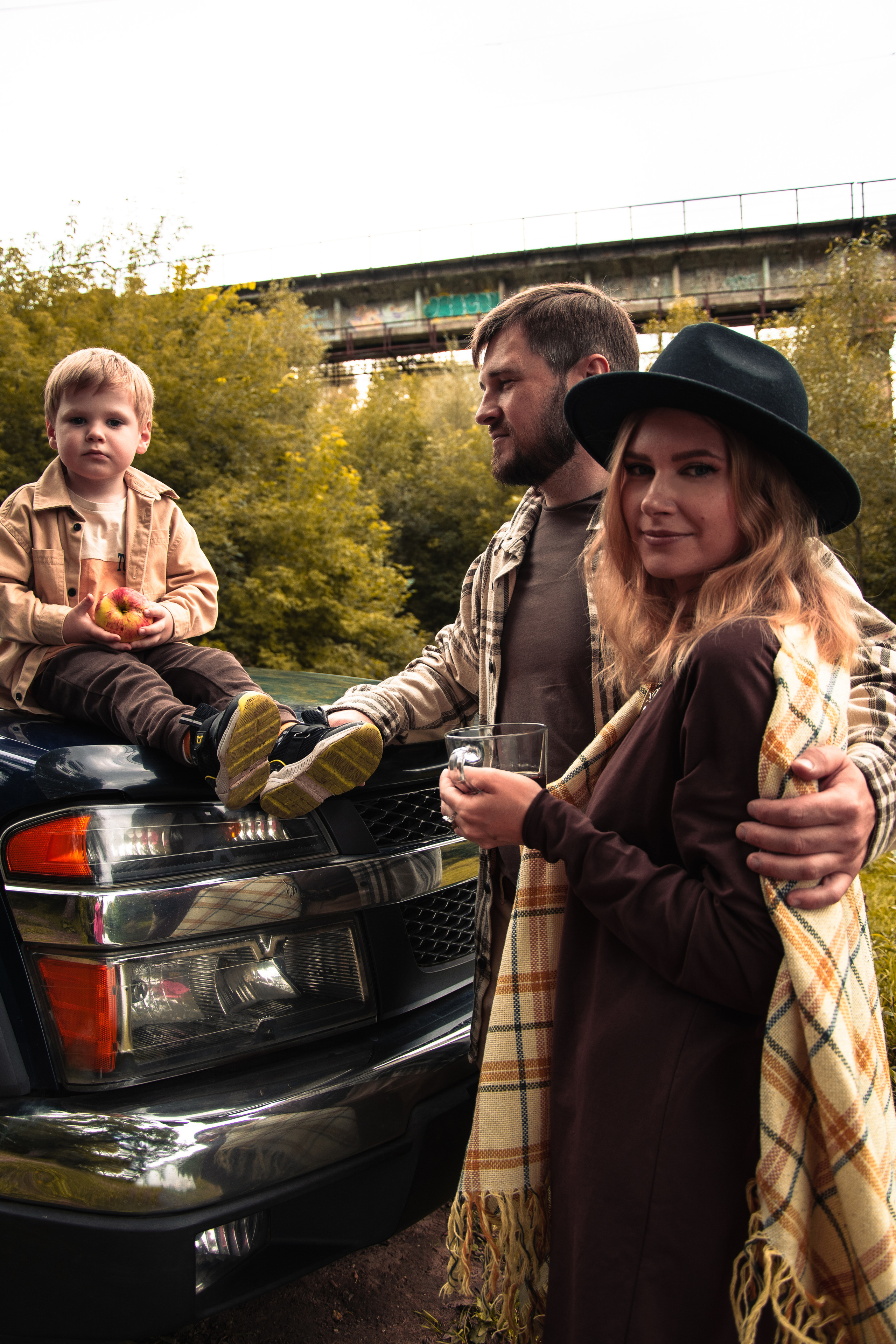 Семейная фотосессия с пикапом в осенних образах мама папа сын family look Истра Новая Рига Красногорск Нахабино 