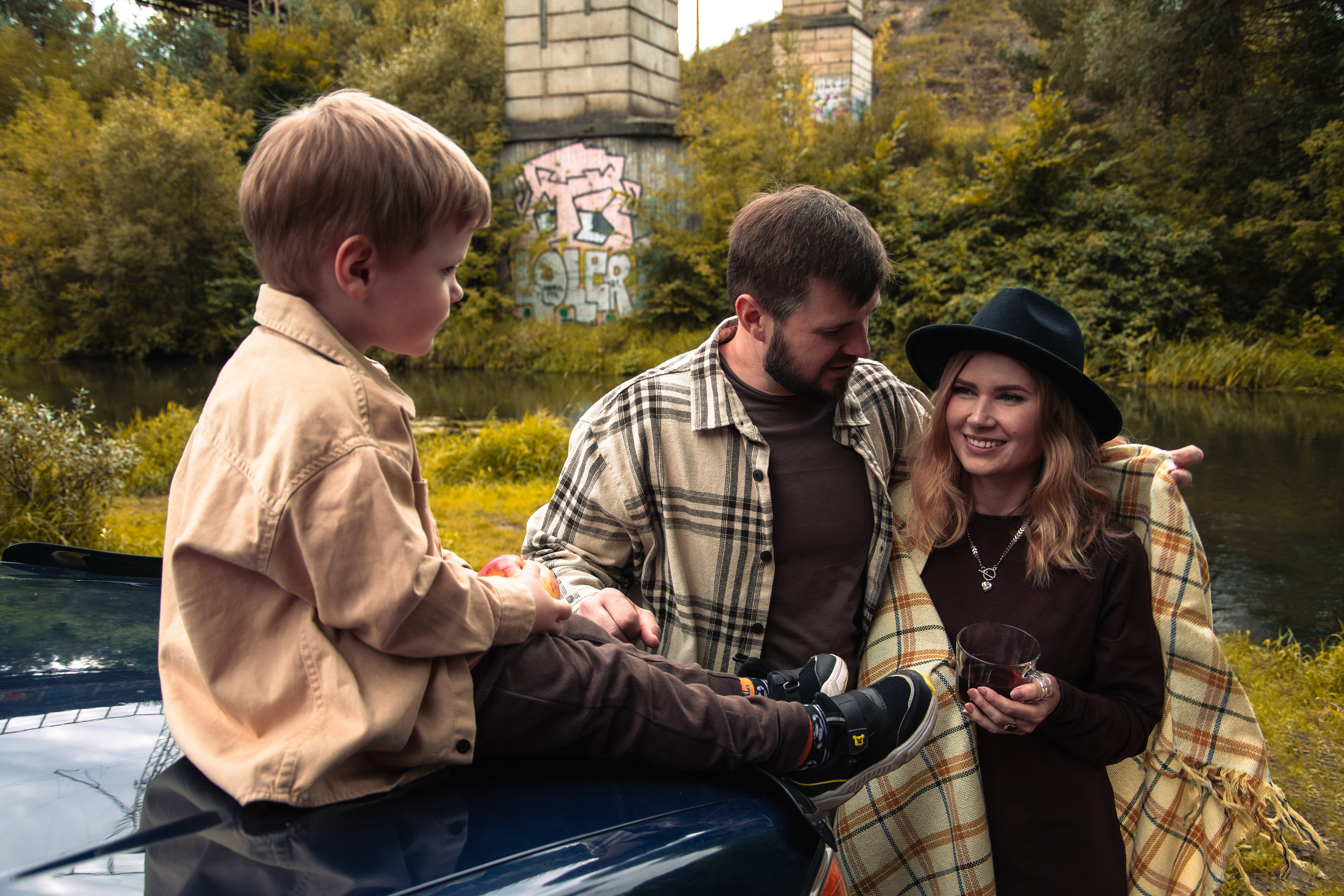 Семейная фотосессия с пикапом в осенних образах мама папа сын family look Истра Новая Рига Красногорск Нахабино 