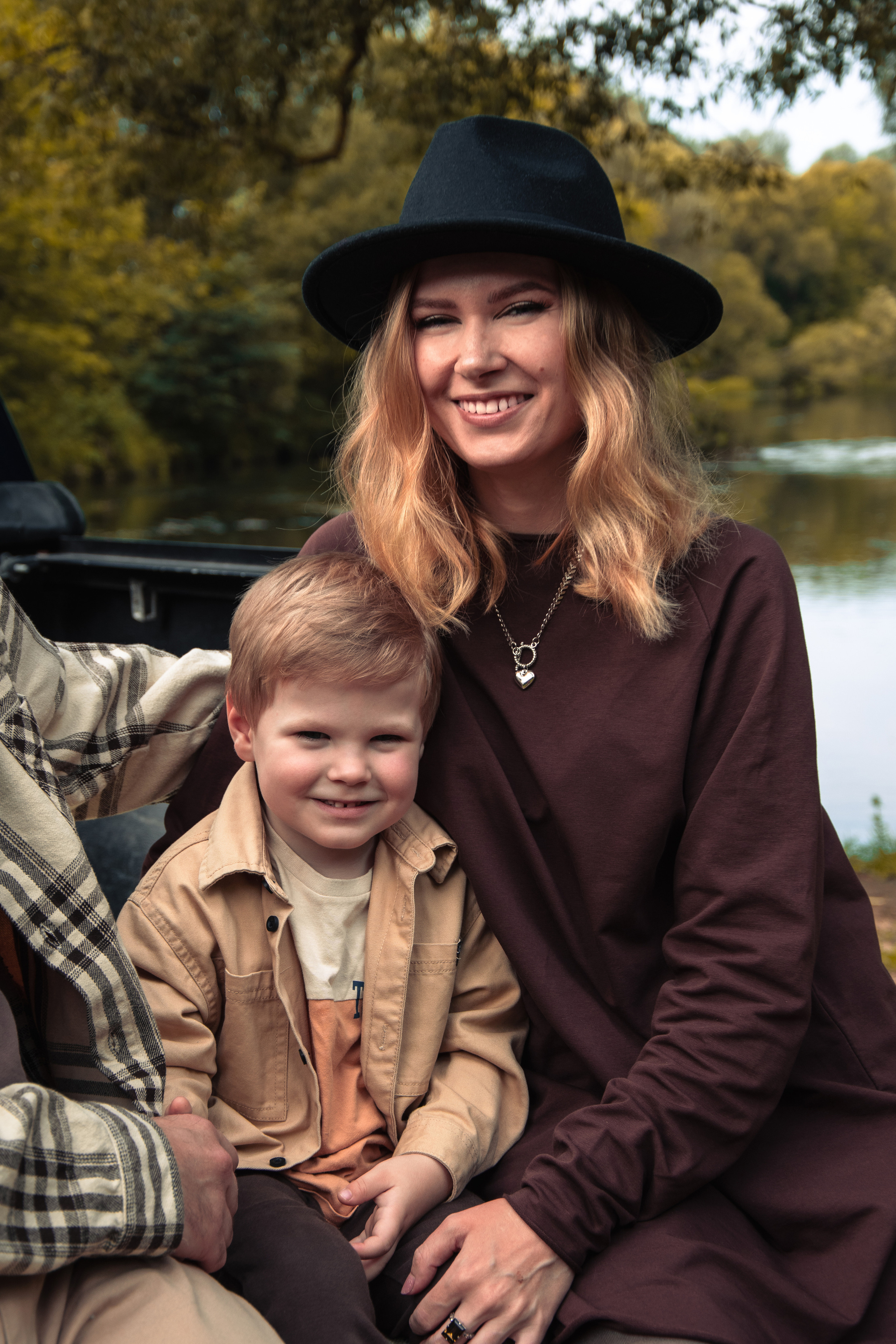 Семейная фотосессия с пикапом в осенних образах мама папа сын family look Истра Новая Рига Красногорск Нахабино 